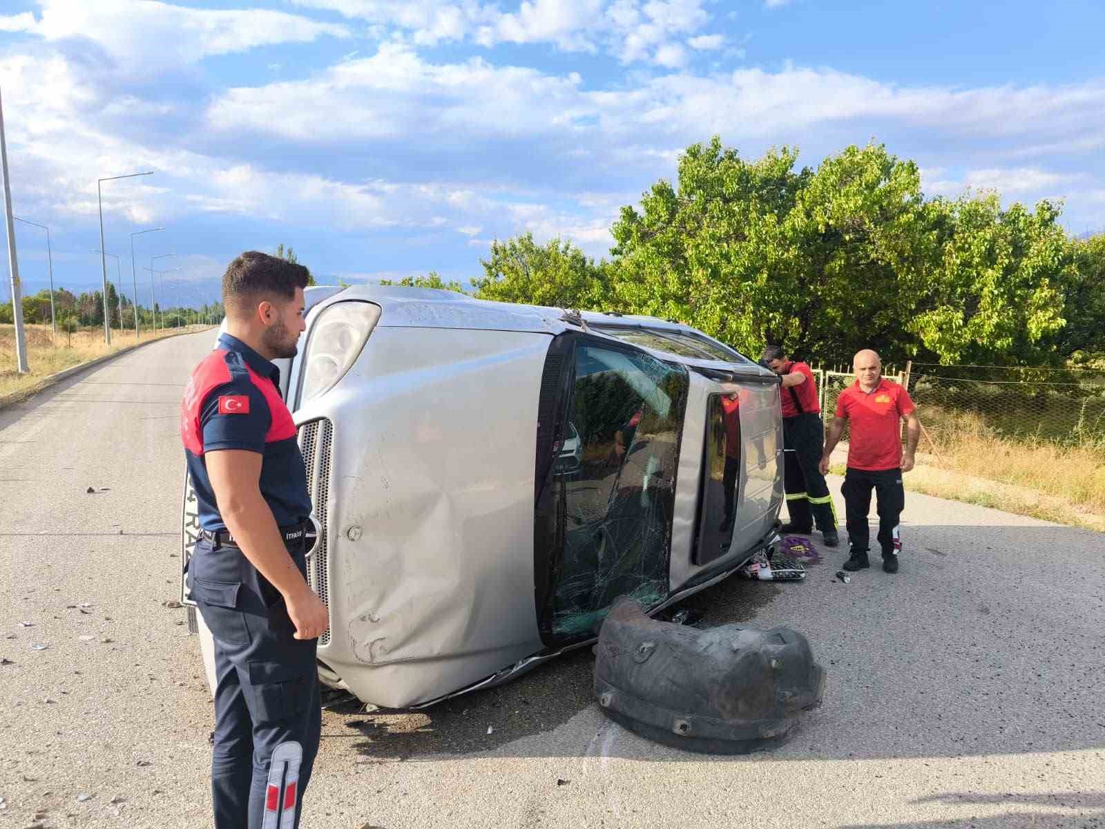 AYDINLATMA DİREĞİNE ÇARPAN OTOMOBİL YAN YATTI
