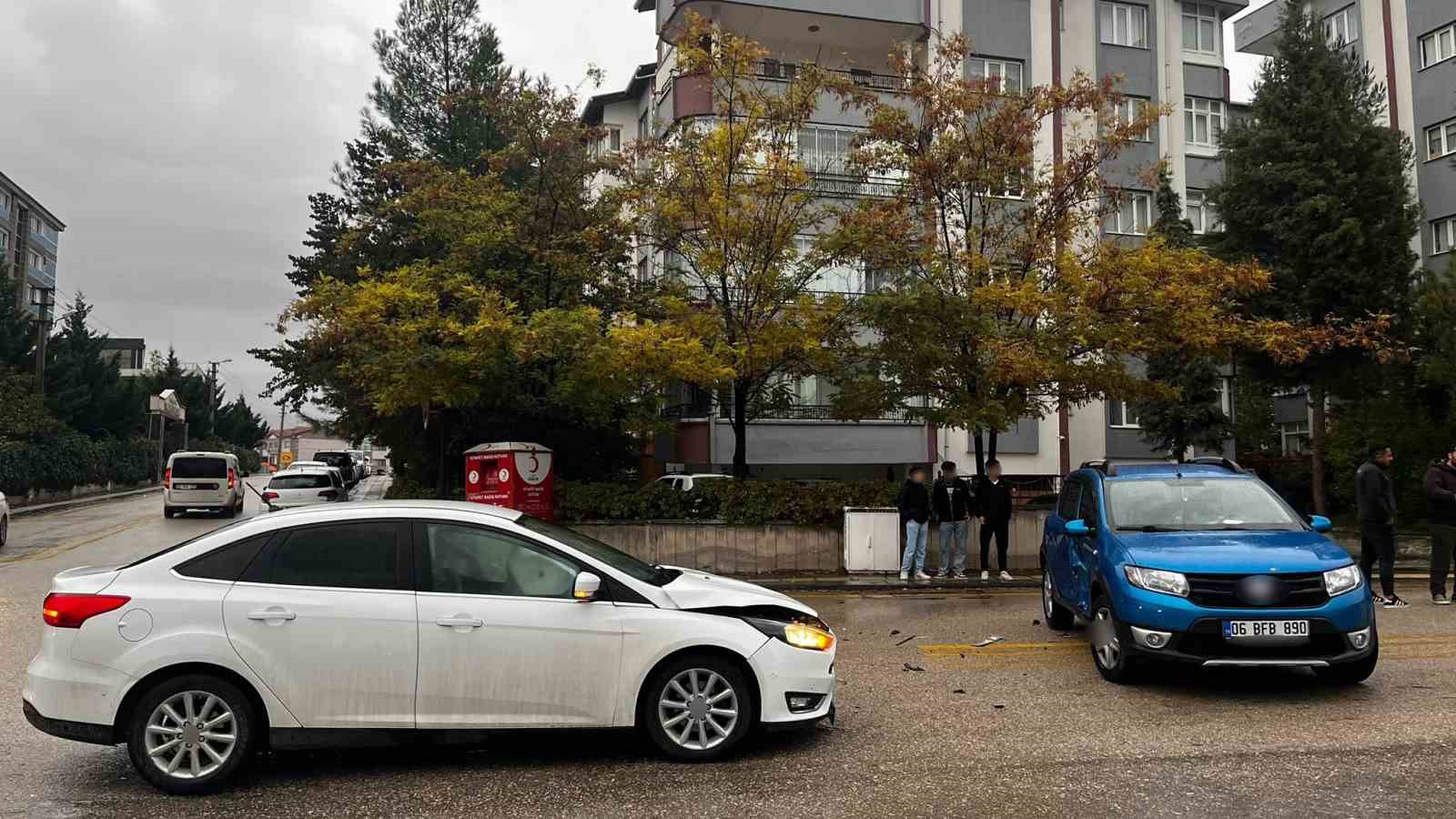 ANKARA’NIN BEYPAZARI İLÇESİNDE KONTROLSÜZ KAVŞAKTA İKİ OTOMOBİL ÇARPIŞTI.