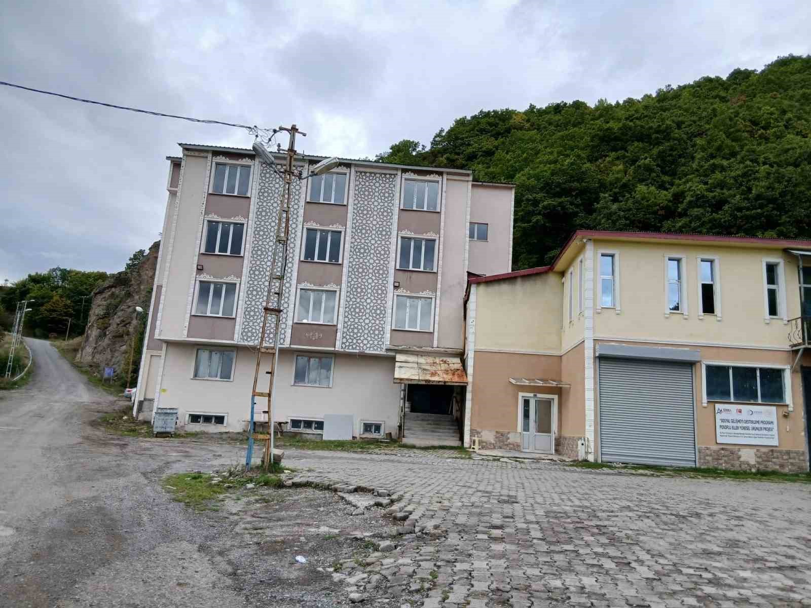 ARDAHAN ÜNİVERSİTESİ BÜNYESİNDE FAALİYET GÖSTEREN POSOF MESLEK YÜKSEKOKULUNDA (MYO) YAŞANAN BARINMA VE YURT PROBLEMİ NEDENİYLE EĞİTİM-ÖĞRETİM FAALİYETLERİNE GEÇİCİ OLARAK ARA VERİLDİ. İLÇEDEKİ YURTLARIN FİZİKİ KOŞULLARINDAKİ YETERSİZLİKLER SEBEBİYLE MAĞDUR OLAN 154 ÖĞRENCİ ARDAHAN MERKEZE YÖNLENDİRİLDİ.