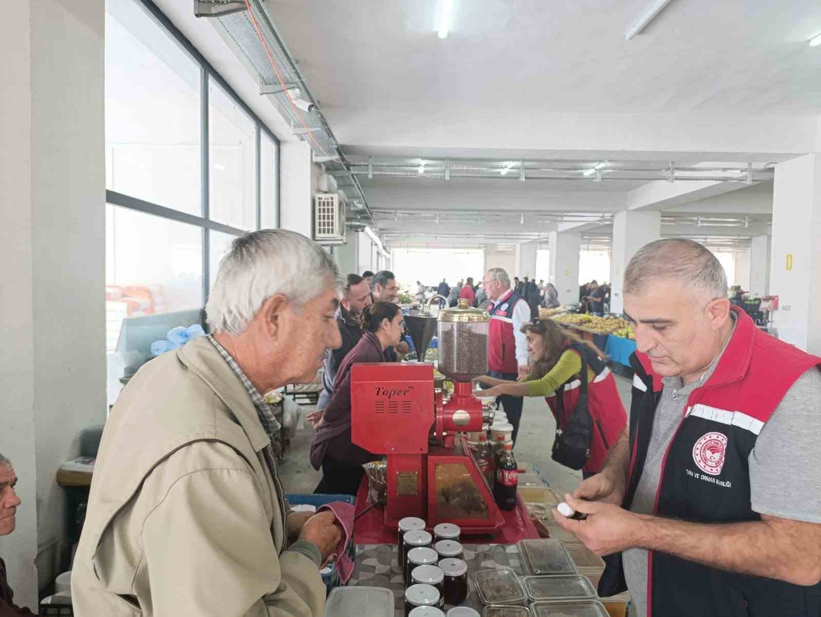 AYDIN’IN BUHARKENT İLÇESİNDE TÜKETİCİLERİN SAĞLIKLI VE GÜVENİLİR GIDAYA ULAŞABİLMESİ AMACIYLA İLÇE MERKEZİNDE VE SAVCILLI MAHALLESİ’NDE KURULAN PAZAR YERLERİNDE GIDA DENETİMİ GERÇEKLEŞTİRİLDİ.
