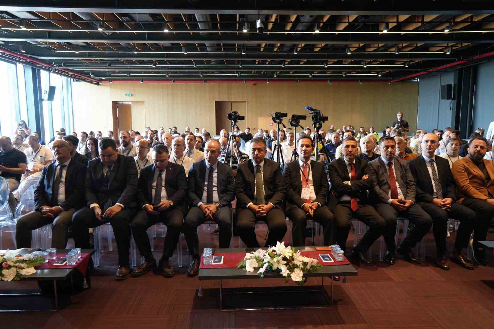 AKILLI, ENTEGRE VE SÜRDÜRÜLEBİLİR ULAŞIM AMACIYLA SAMSUN BÜYÜKŞEHİR BELEDİYESİ TARAFINDAN DÜZENLENEN 3 TOPLANTIDAN OLUŞAN SAMSUN ULAŞIM ÇALIŞTAYI’NIN İLKİ BUGÜN ŞEHİT ÖMER HALİSDEMİR ÇOK AMAÇLI SALON’DA YAPILDI.