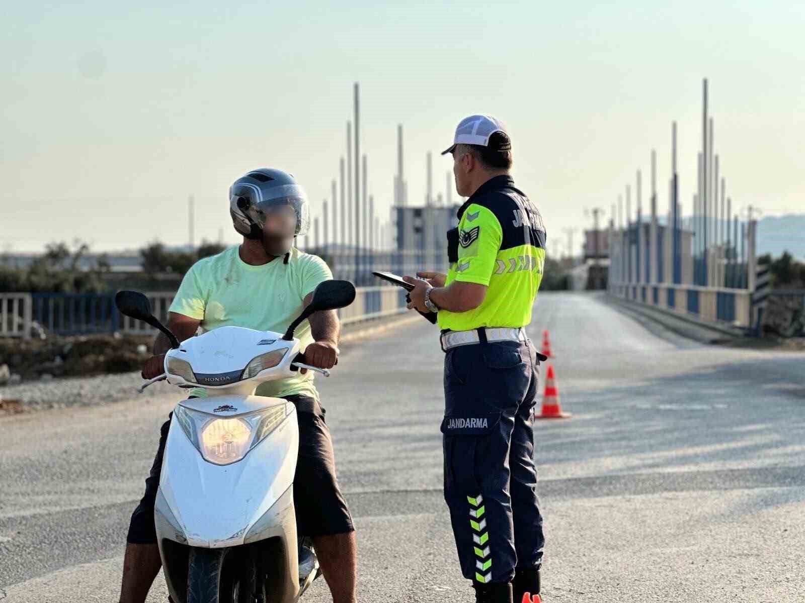 ANTALYA'DA MOTOSİKLET KAZALARININ ÖNLENMESİ VE TRAFİK GÜVENLİĞİNİN ARTIRILMASI AMACIYLA GERÇEKLEŞTİRİLEN DENETİMLERDE SON BİR HAFTADA 5 BİN 392 MOTOSİKLET VE SÜRÜCÜSÜ KONTROL EDİLDİ.