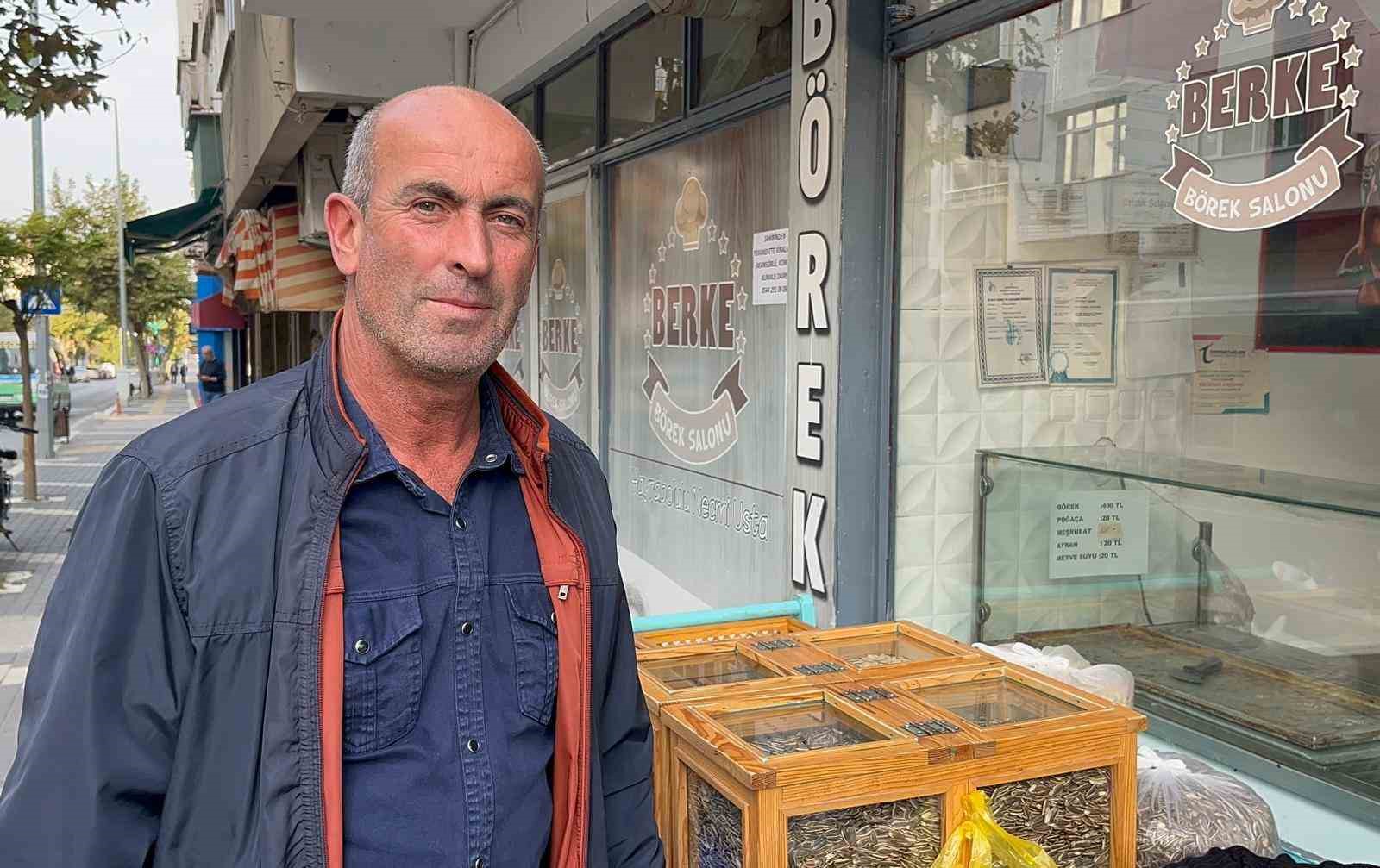 MÜŞTERİLERİNDEN TEKİN TEMEL, "YAŞAR AĞABEY YILLARDIR AYNI YERDE ÇEKİRDEK SATIYOR. BEN ÇOCUKLUĞUMDAN BERİ KENDİSİNDEN ÇEKİRDEK ALIYORUM. YILLARDIR AYNI YERDE OLMASI BİZİM İÇİN ARTIK ALIŞILMIŞ BİR GÖRÜNTÜ"DEDİ.