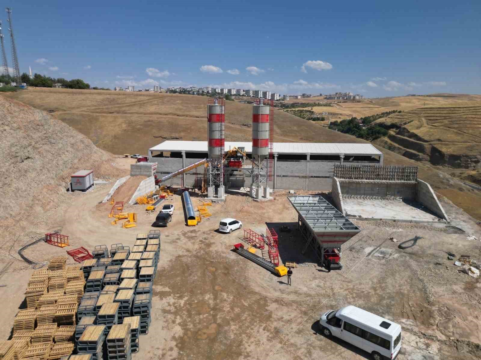 SİİRT’İN ALTYAPISINI GÜÇLENDİRECEK BETON SANTRALİ VE PARKE TAŞI ÜRETİM TESİSİNİN KURULUMU BAŞLADI