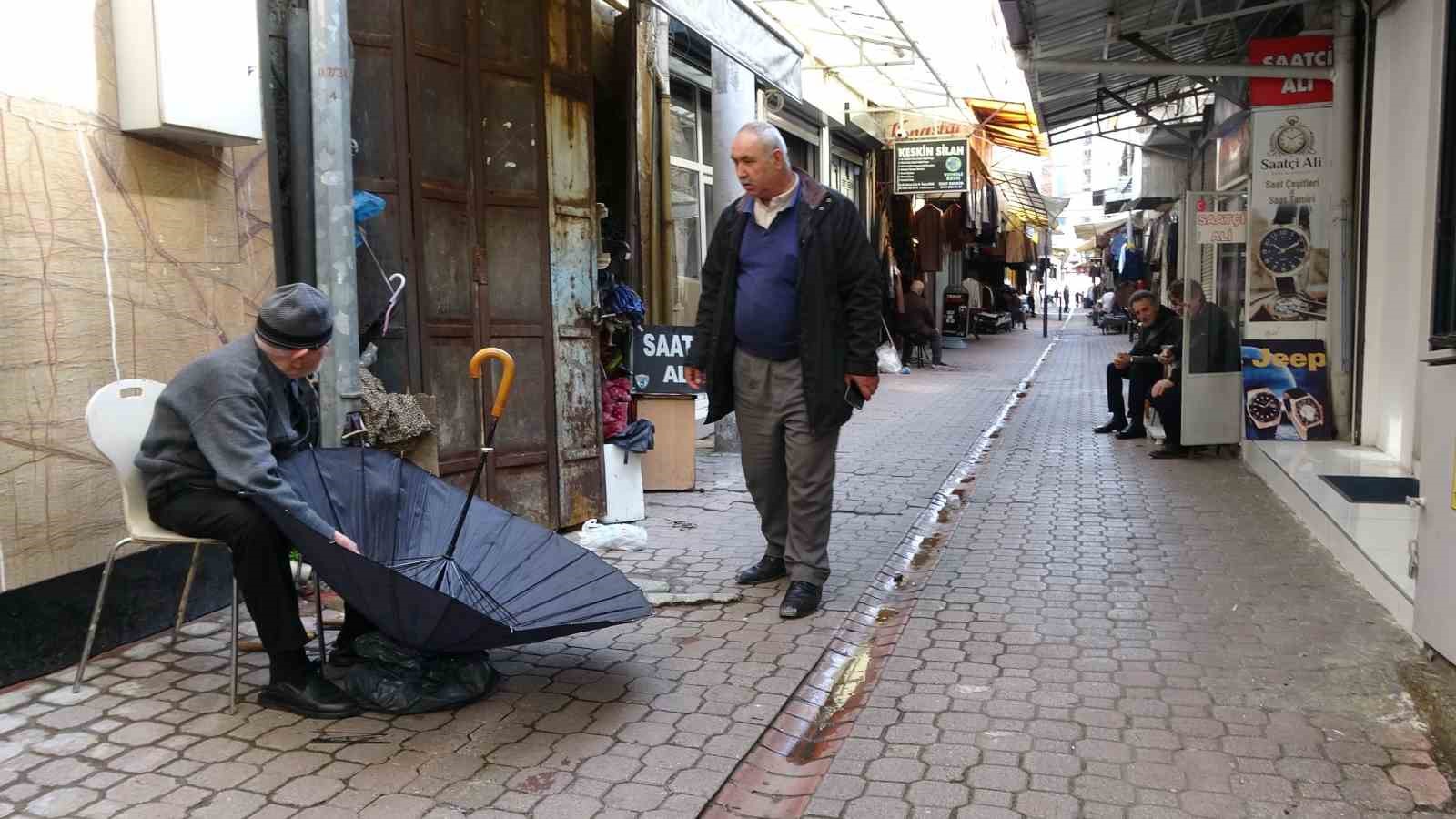SAMSUN’DA ŞEHRİN TEK ŞEMSİYE TAMİRCİSİ OLAN 97 YAŞINDAKİ DURSUN YILDIZ, İLERLEYEN YAŞI VE TİTREYEN ELLERİNE RAĞMEN MESLEĞİNİ DÖRT KOLLA SARILIYOR. YAKLAŞIK 1 AYDIR HASTALIKLA MÜCADELE EDEN YILDIZ, SÖZ VERDİĞİ MÜŞTERİSİNİN ŞEMSİYESİNİ TAMİR ETMEK İÇİN YENİDEN TAMİR ALETLERİNİ ELİNE ALDI.