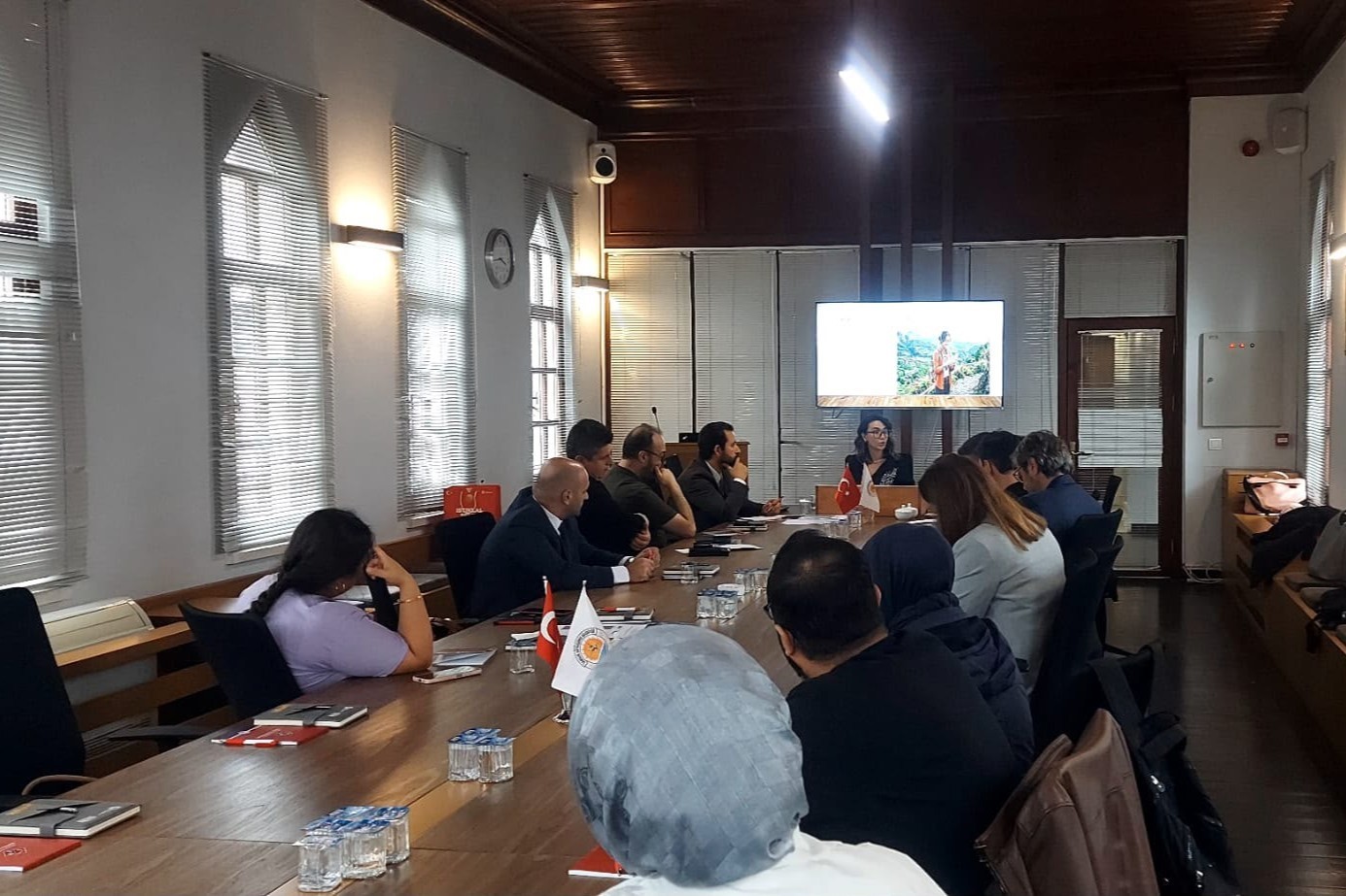 SAMSUN’DA BÜYÜKŞEHİR BELEDİYESİ (SBB) TARAFINDAN DÜZENLENEN "SÜRDÜRÜLEBİLİR TURİZM VE DESTİNASYON ODAKLI HİZMET YÖNETİMİ" EĞİTİMİNİN İLK MODÜLÜ OLAN TEMEL SEVİYE EĞİTİMİ TAMAMLANDI. EĞİTİMDE SAMSUN’UN ARTAN TURİZM PAYINA DİKKAT ÇEKİLDİ.