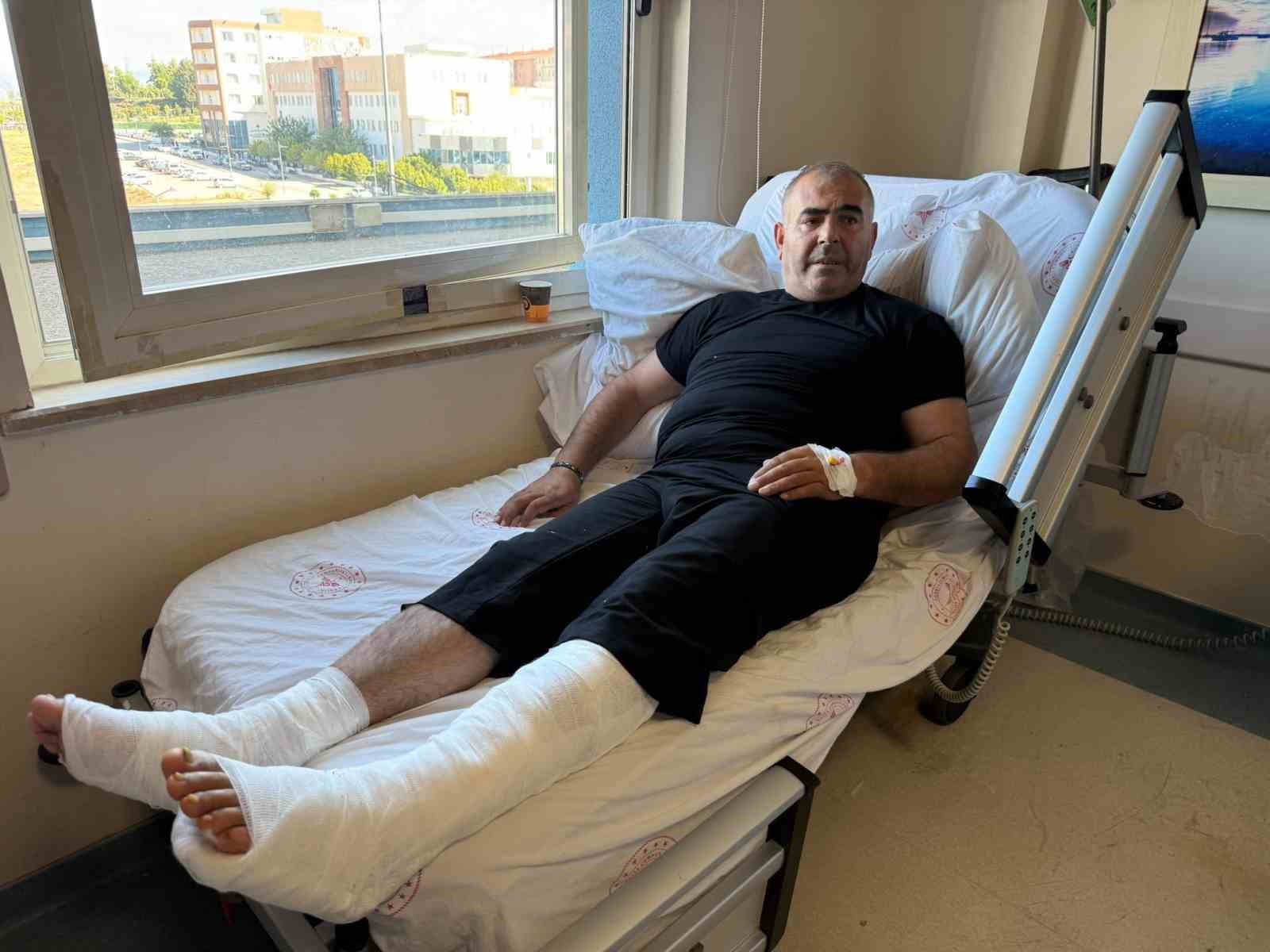 ALEVLERİN İÇİNDE DİREKSİYONU BARİYERLERE KIRAN VE SON ANDA ARAÇTAN ATLAYARAK YARALANAN EMEKLİ TIR ŞOFÖRÜ, "AŞAĞIDAN ÇOLUK ÇOCUK DOLU YOLCU MİNİBÜSÜ GELİYORDU. KENDİMİ KURTARABİLİRDİM AMA İNSANLARA ZARAR GELMESİN DİYE ARABAYI BARİYERLERE SÜRDÜM" DEDİ.