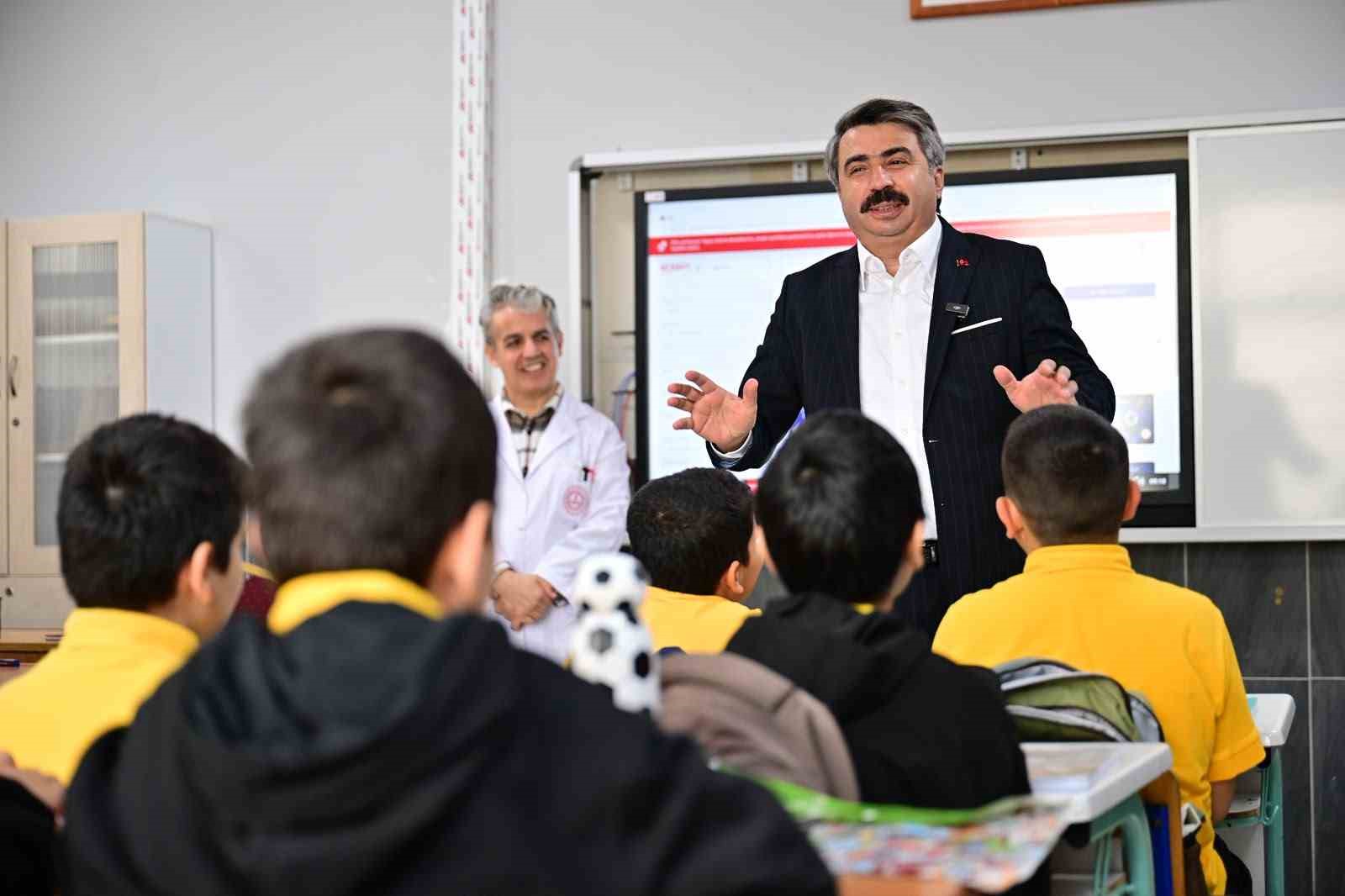 YILDIRIM BELEDİYE BAŞKANI OKTAY YILMAZ, MAHMUD CELALEDDİN ÖKTEN İMAM HATİP ORTAOKULU’NU ZİYARET ETTİ. OKUL MÜDÜRÜ MEHMET ÇALIK VE ÖĞRETMENLERLE GÖRÜŞEN BAŞKAN OKTAY YILMAZ, EĞİTİM FAALİYETLERİ HAKKINDA BİLGİ ALDI.
