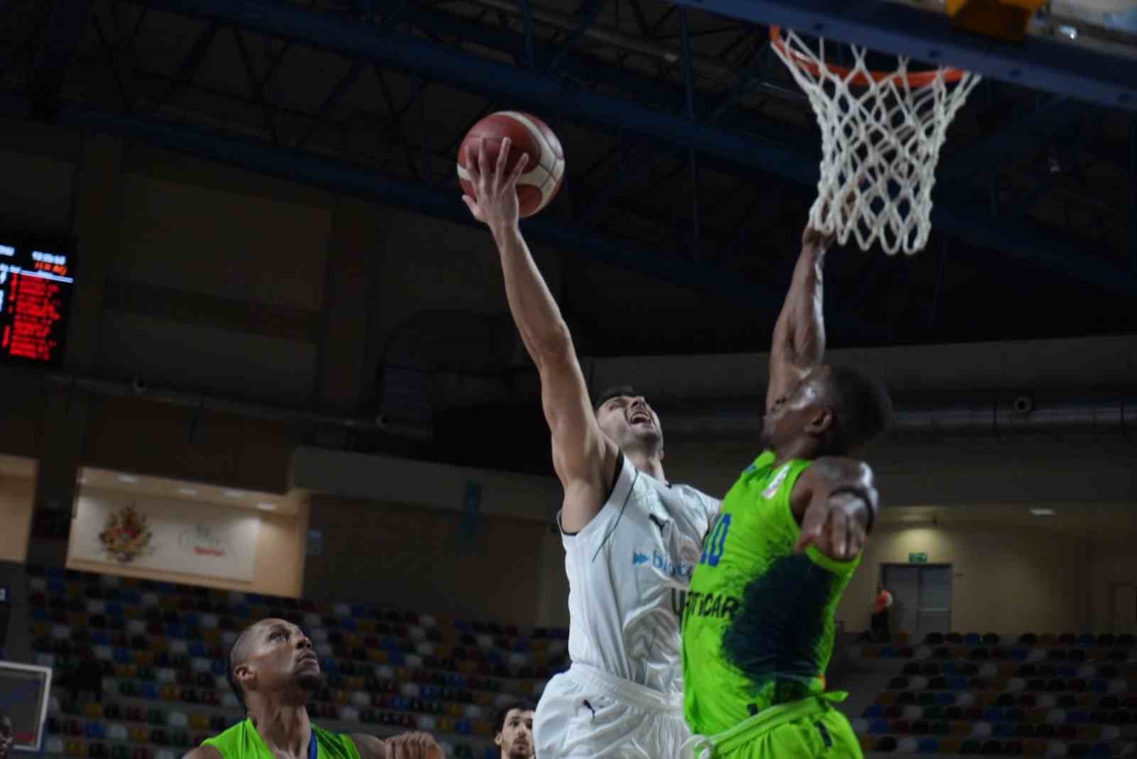 TÜRKİYE SİGORTA BASKETBOL SÜPER LİGİ'NİN 4. HAFTASINDA TOFAŞ, DEPLASMANDA KARŞILAŞTIĞI KÖRFEZ BASKET'İ BRYCE JONES'UN SON SANİYE ÜÇLÜĞÜYLE 71-69 MAĞLUP ETTİ.