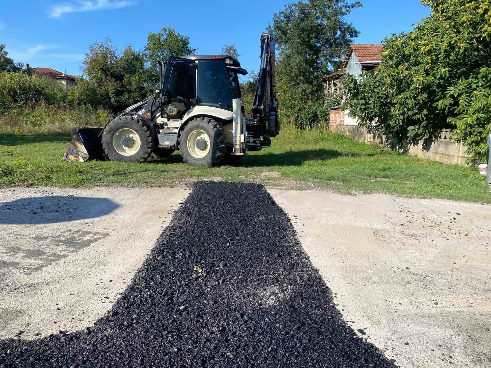 DÜZCE’NİN MERKEZ İLÇESİNE BAĞLI ÇALICUMA KÖYÜ’NDE YOL GÜVENLİĞİNİ VE ULAŞIM KONFORUNU ARTIRMAK AMACIYLA ASFALT YAMA ÇALIŞMALARI DEVAM EDİYOR.