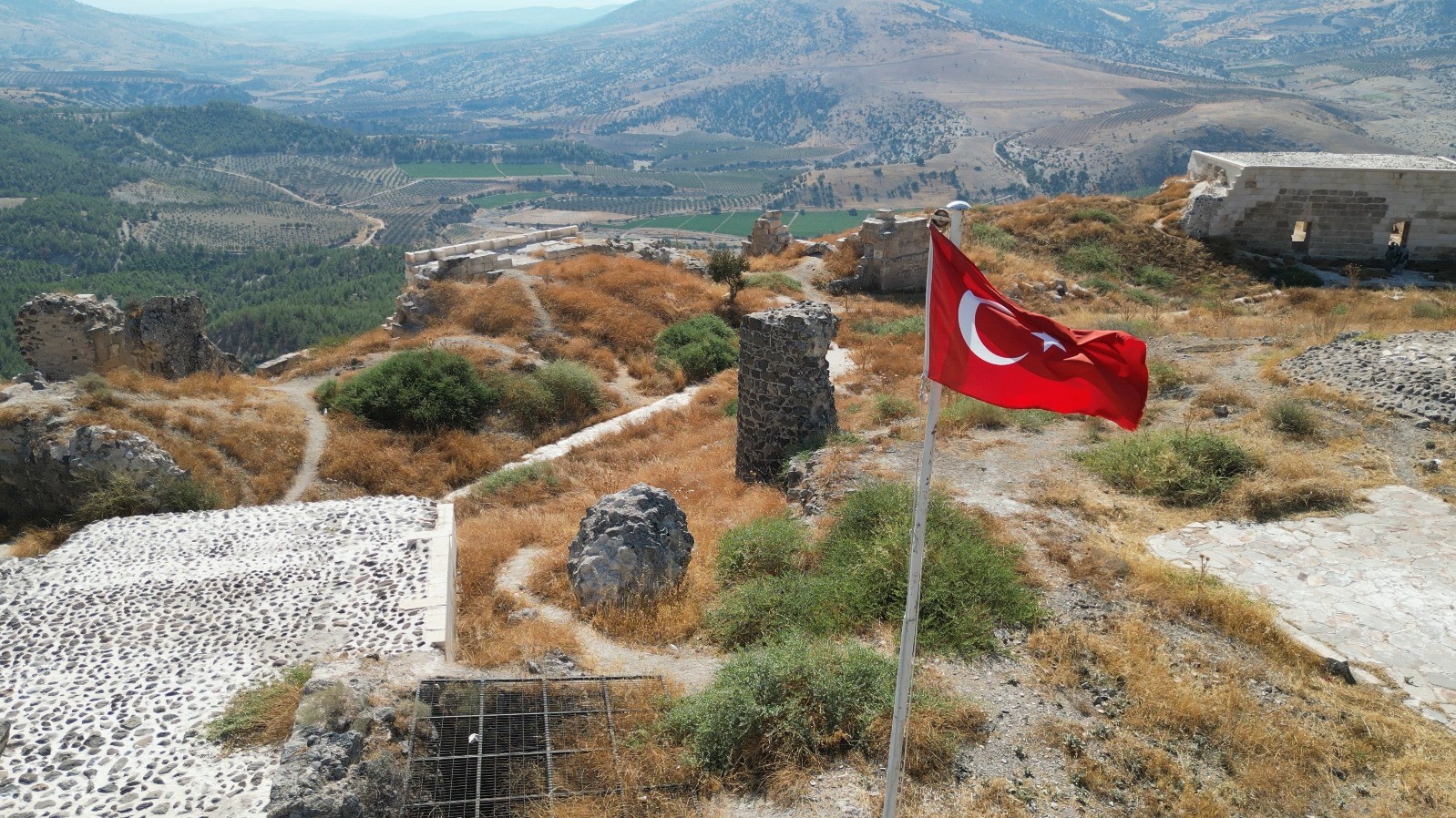 KİLİS'İN POLATELİ İLÇESİNDE YÜKSEK BİR TEPE ÜZERİNDE BULUNAN RAVANDA KALESİ, YÜZLERCE BASAMAKLA ULAŞILAN YOLU VE GÖRKEMLİ MANZARASIYLA ZİYARETÇİLERİNİ AĞIRLIYOR. TARİHİ 11. YÜZYILA UZANAN KALEYE AİT KESİN BİLGİLER HAÇLI SEFERLERİ DÖNEMİNE DAYANIYOR.