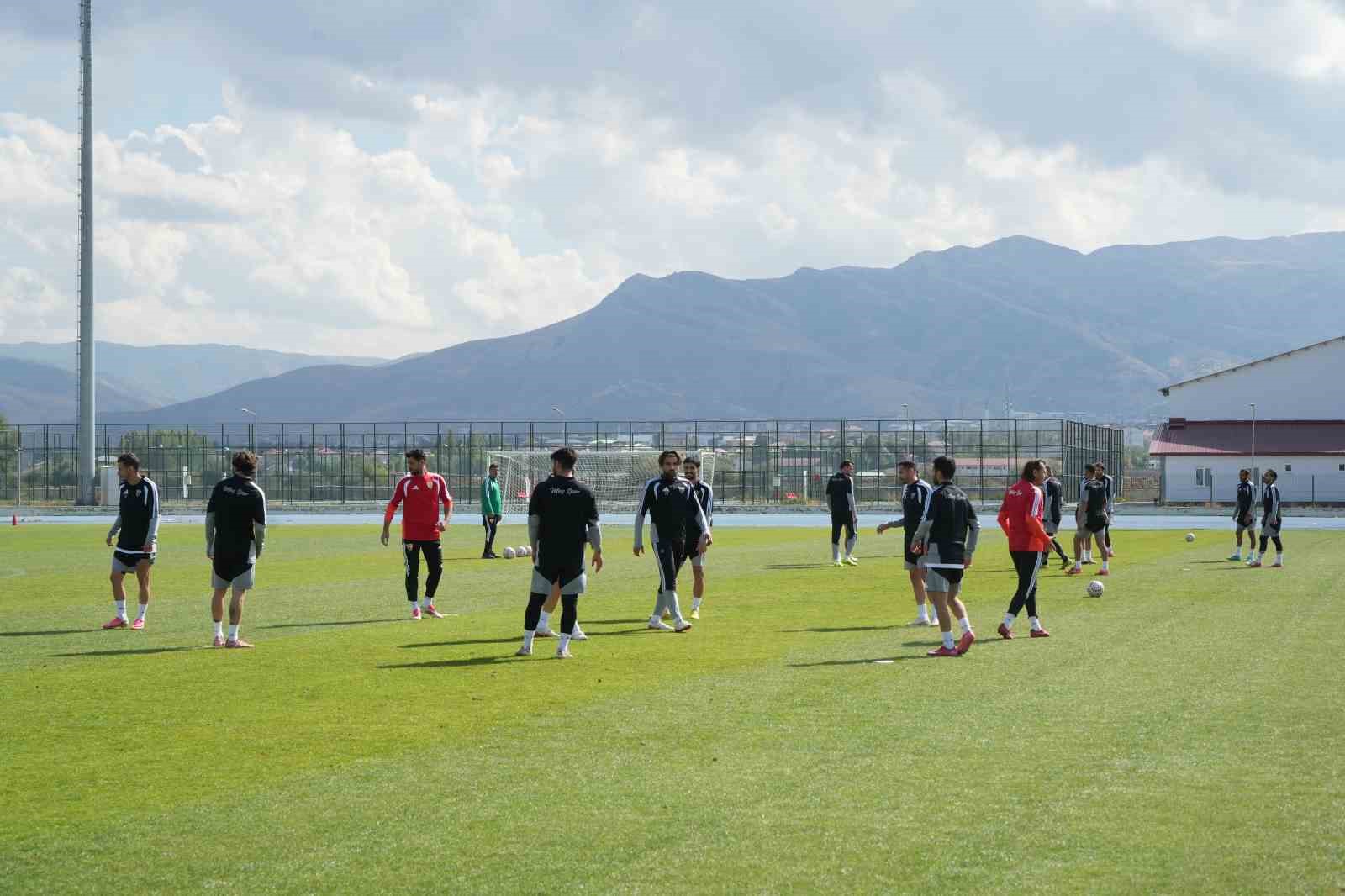 TFF 2. LİG BEYAZ GRUP’TA MÜCADELE EDEN MUŞSPOR, LİGİN 6. HAFTASINDA KARŞILAŞACAĞI GMG KASTAMONUSPOR MAÇININ HAZIRLIKLARINI SÜRDÜRÜYOR.