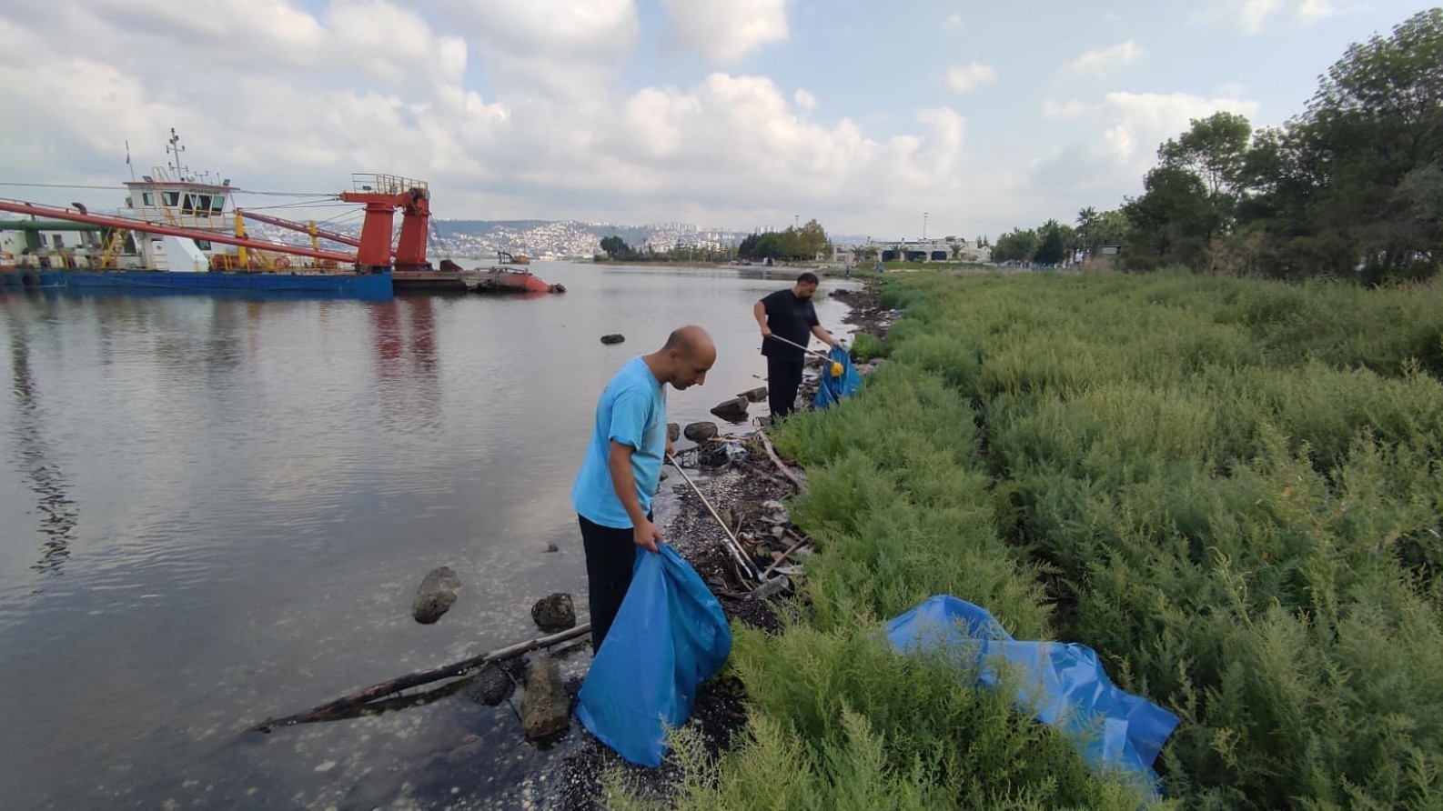 KOCAELİ'NİN SAHİL ŞERİTLERİNDE MESAİ YAPAN MAVİ TAKIM EKİPLERİNİN TEMİZLİK ÇALIŞMALARI SONUCUNDA BU YIL DENİZDEN VE KIYILARDAN 10 TON 81 KİLOGRAM ATIK UZAKLAŞTIRILDI.