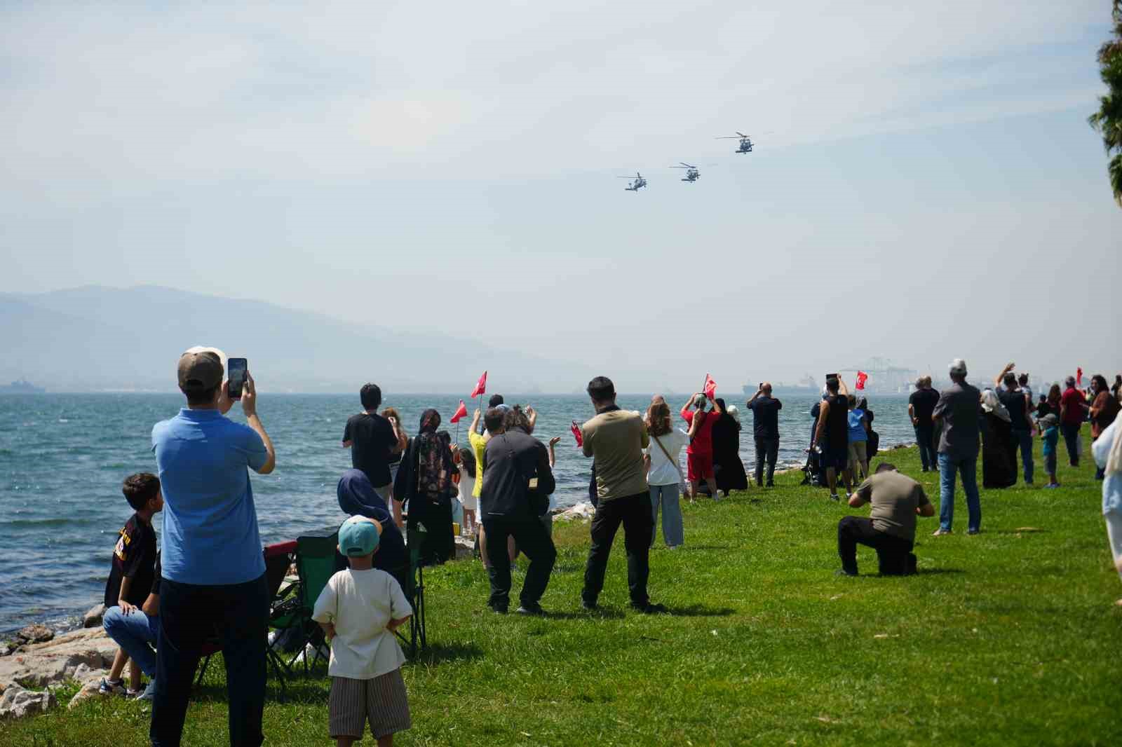 TEKNOFEST MAVİ VATAN ETKİNLİKLERİ ÖNCESİ TÜRK DONANMASININ İZMİT KÖRFEZİ'NDEKİ SELAMLAMA GEÇİŞİ COŞKUYLA İZLENDİ.