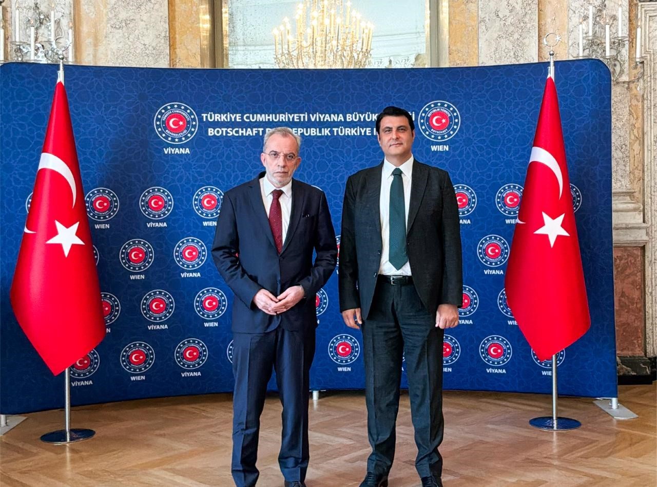 ŞEHİTKAMİL BELEDİYE BAŞKANI UMUT YILMAZ, BERABERİNDEKİ HEYETLE BİRLİKTE, DÜLÜK ANTİK KENTİ KAZILARI VE MİTHRAS TAPINAĞI’NIN ULUSLARARASI TANITIMI KAPSAMINDA AVUSTURYA’NIN BAŞKENTİ VİYANA’DA DÜZENLENEN "GLOBAL GODS İN LOCAL CONTEXTS" BAŞLIKLI ULUSLARARASI KONFERANSA KATILDI. YILMAZ, AVUSTURYA HALKINI DÜLÜK ANTİK KENTİ’Nİ YERİNDE GÖRMEYE DAVET ETTİ.