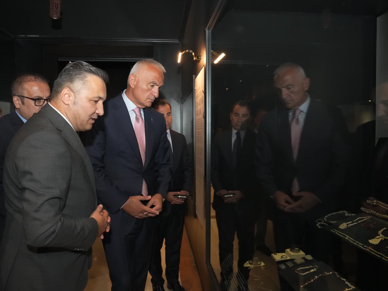 KÜLTÜR VE TURİZM BAKANI MEHMET NURİ ERSOY, ICOM TARAFINDAN 2026 YILI ULUSLARARASI MÜZELER GÜNÜ TEMASI OLARAK BELİRLENEN ‘MÜZELER BÖLÜNMÜŞ BİR DÜNYAYI BİRLEŞTİRİYOR' BAŞLIĞI KAPSAMINDA HAZIRLANAN SERGİYİ ZİYARET EDEREK DEĞERLENDİRMELERDE BULUNDU.
