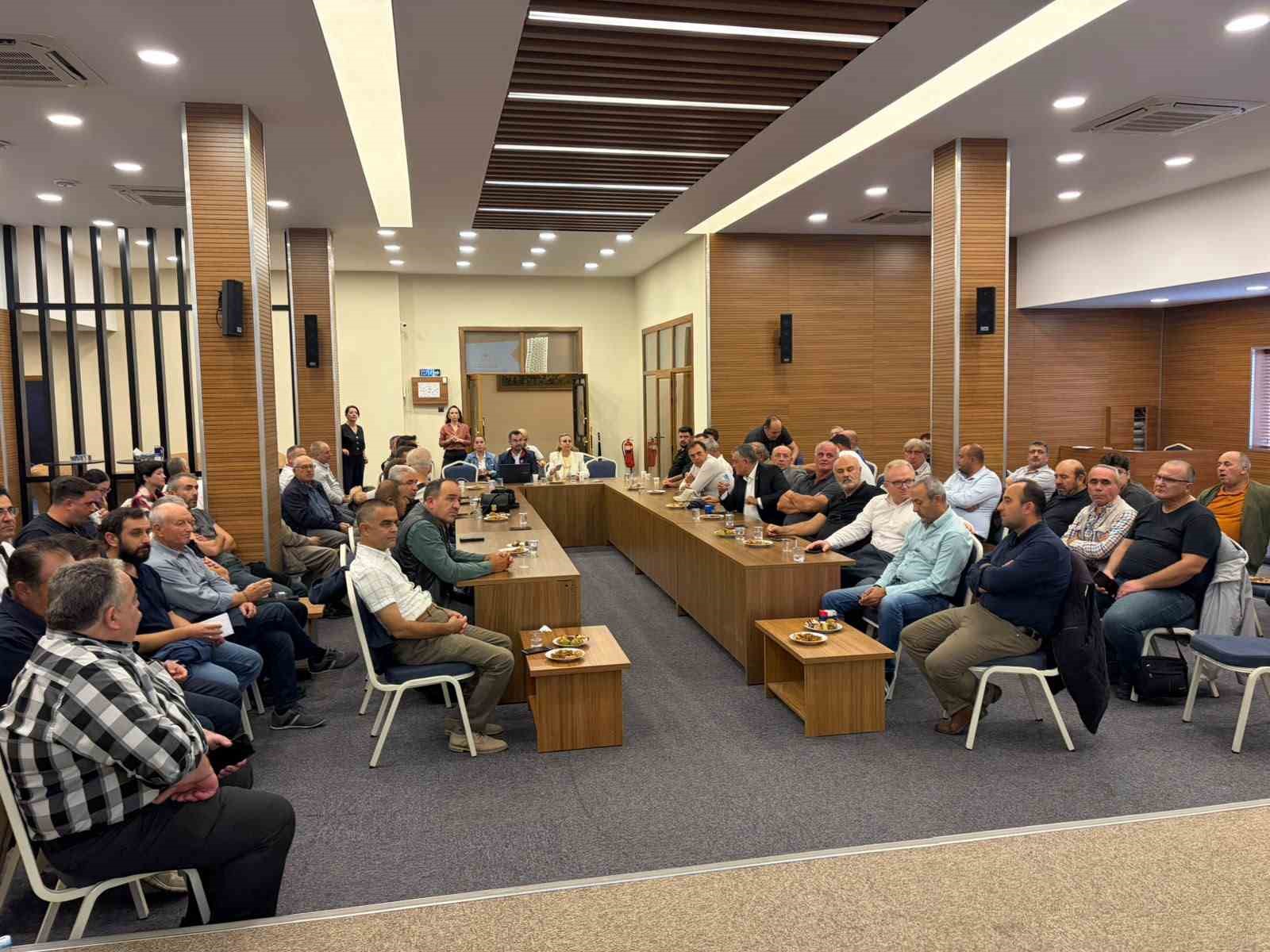 MANİSA TİCARET BORSASI EV SAHİPLİĞİNDE DÜZENLENEN TOPLANTIDA KENTİN ZEYTİN VE ZEYTİNYAĞI ÜRETİMİNDEKİ SON DURUMU ELE ALINDI. 2023 YILINDA 30 MİLYON OLAN ZEYTİN AĞACI SAYISININ 2026 YILI İTİBARIYLA 38 MİLYONA ULAŞTIĞI MANİSA'DA, BU SEZON REKOR ZEYTİNYAĞI REKOLTESİ BEKLENDİĞİ AÇIKLANDI.
