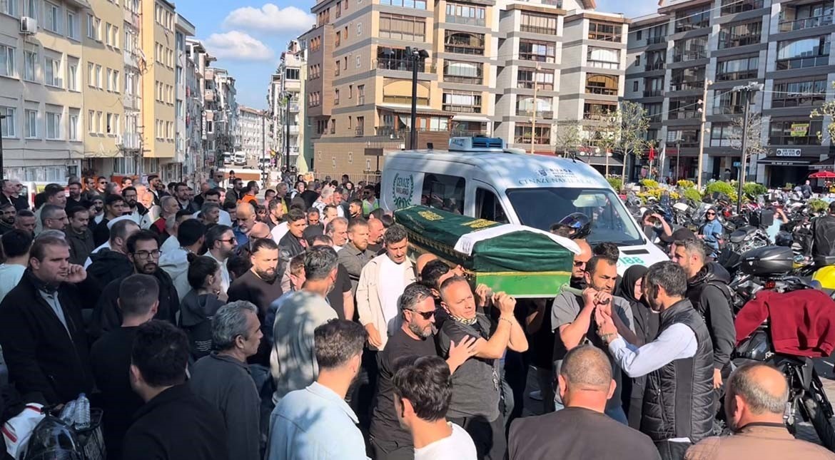 İKİ ÇOCUK BABASI ALİ BİLENSİR'İN CENAZESİ, BURSA ADLİ TIP KURUMU'NDAKİ OTOPSİNİN ARDINDAN YILDIRIM İLÇESİNDEKİ EMİRSULTAN MEZARLIĞI'NDA TOPRAĞA VERİLDİ.