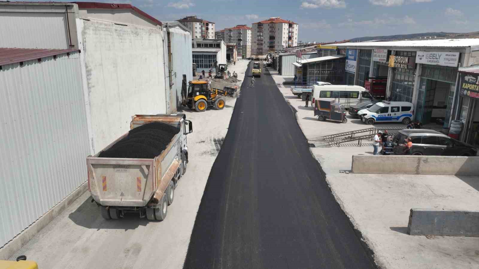 SORGUN BELEDİYESİ, İLÇE GENELİNDEKİ ULAŞIM ALTYAPISINI GÜÇLENDİRME ÇALIŞMALARI KAPSAMINDA SORGUN SANAYİ SİTESİ’NDE KAPSAMLI ASFALT SERİM ÇALIŞMASI BAŞLATTI.-