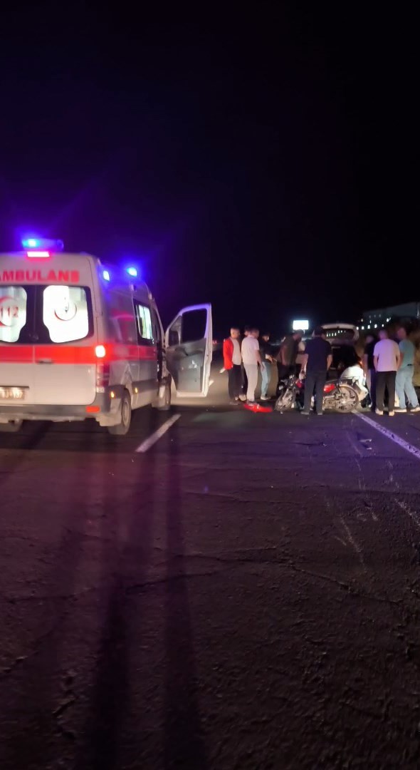 YARALI GENÇLER, OLAY YERİNDE YAPILAN İLK MÜDAHALELERİNİN ARDINDAN AMBULANSLARLA HASTANEYE KALDIRILARAK TEDAVİ ALTINA ALINDI.