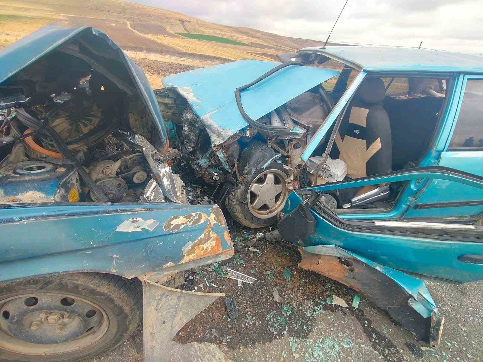 AFYONKARAHİSAR’DA İKİ OTOMOBİLİN KAFA KAFAYA ÇARPIŞMASI SONUCU MEYDANA GELEN TRAFİK KAZASINDA 5 KİŞİ HAFİF ŞEKİLDE YARALANDI.