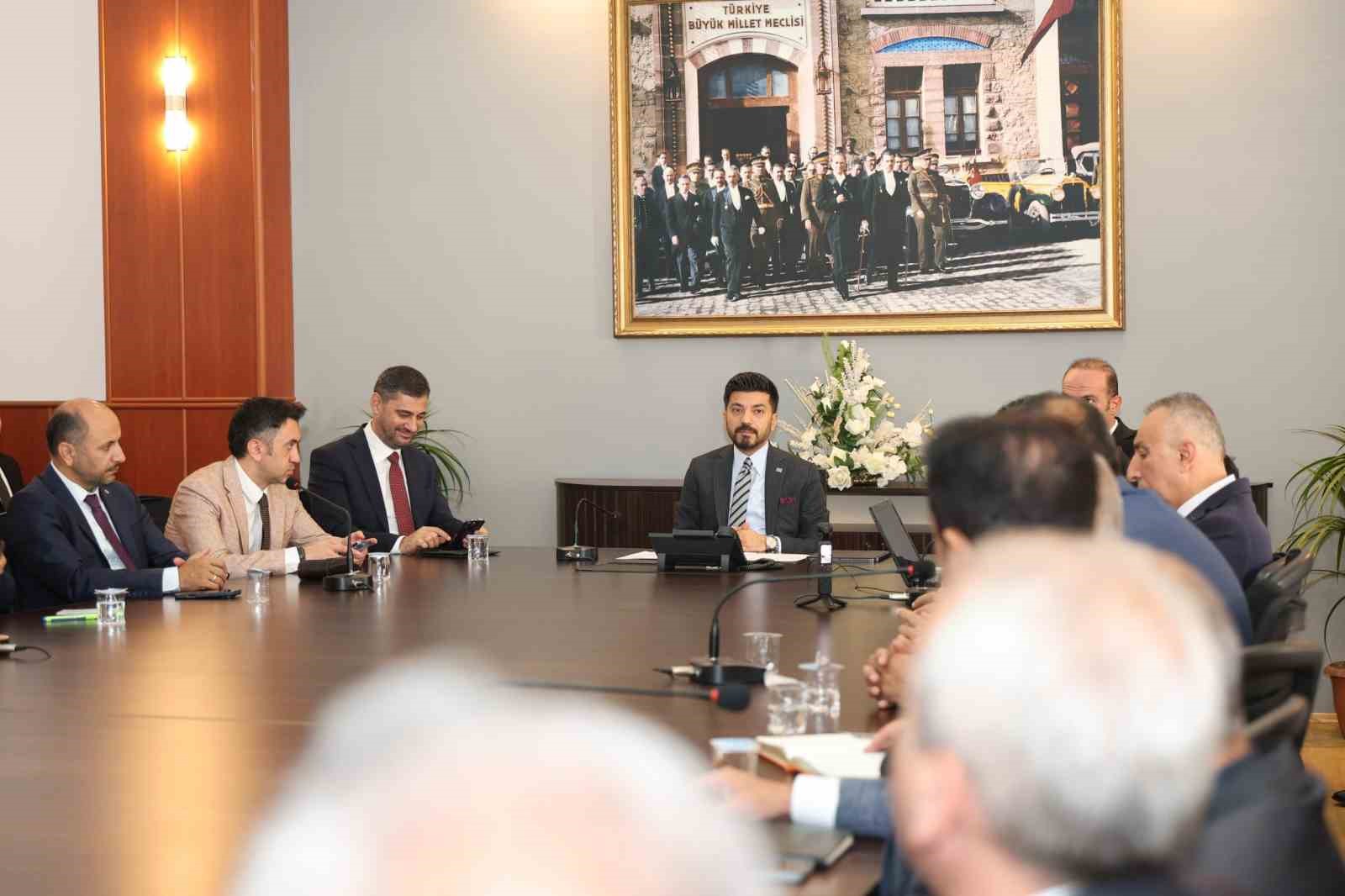 MİLLİ EĞİTİM BAKANLIĞI HAYAT BOYU ÖĞRENME GENEL MÜDÜRÜ DR. EMRE TOPOĞLU, BERABERİNDEKİ HEYETLE BİRLİKTE ÇEŞİTLİ PROGRAMLARA KATILMAK ÜZERE ERZURUM’A GELDİ.