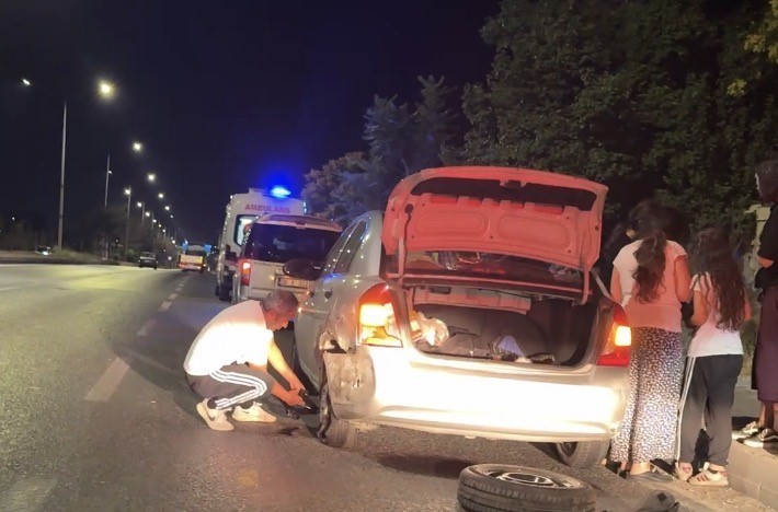 ESKİŞEHİR’DE ÇEVRE YOLUNDA İKİ OTOMOBİLİN ÇARPIŞMASI SONUCU MEYDANA GELEN TRAFİK KAZASINDA 1 KİŞİ YARALANDI. SİVAS’TAN BURSA’YA GİTTİĞİ ÖĞRENİLEN VE KAZAYA KARIŞAN AİLEYİ VATANDAŞLARIN İSE MİSAFİR ETMEK İSTEMESİ DİKKAT ÇEKTİ.