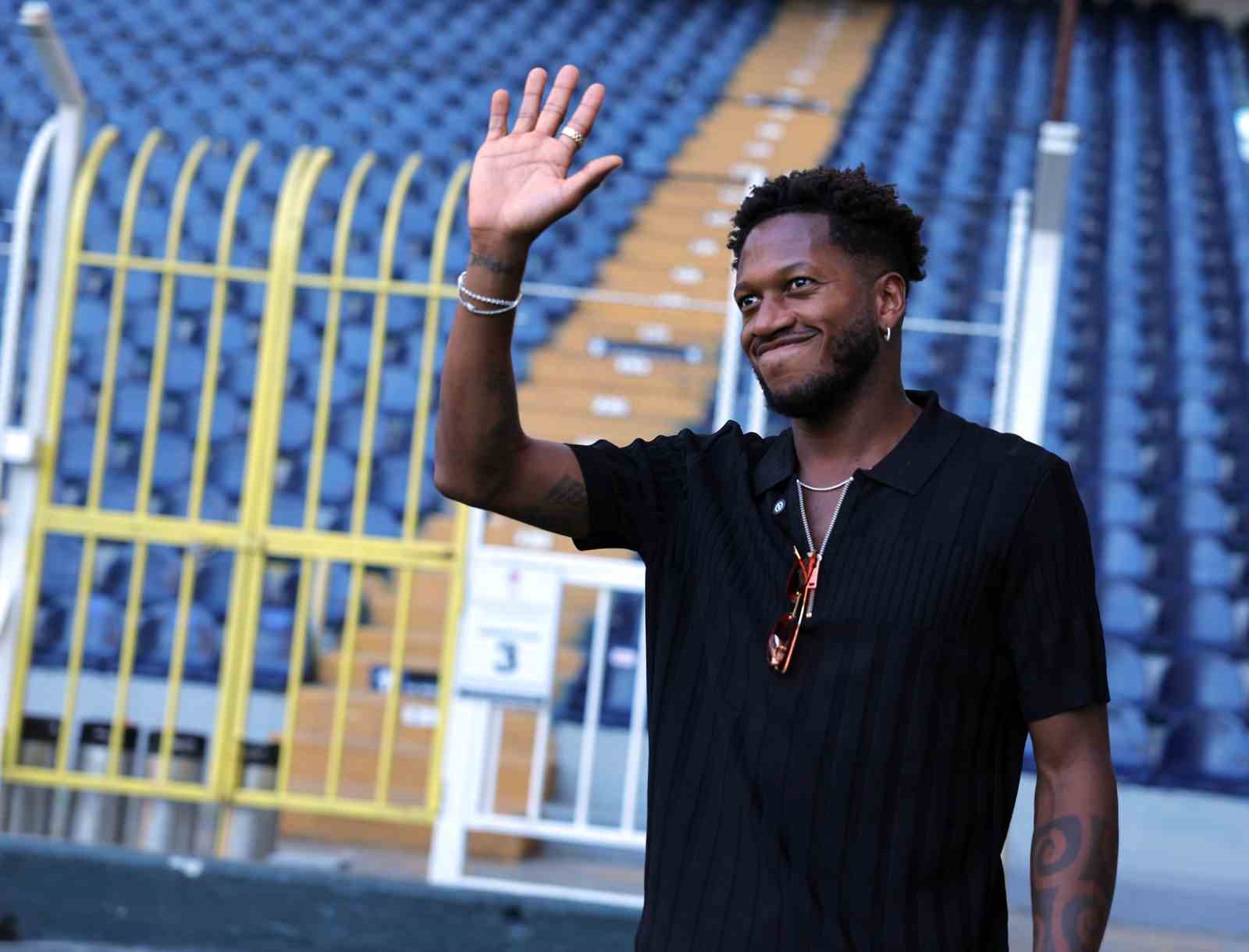 FENERBAHÇE'DE 3 SEZON FORMA GİYEN VE GEÇTİĞİMİZ GÜNLERDE ATLETİCO MİNEİRO TAKIMINA TRANSFERİ GERÇEKLEŞEN BREZİLYALI FUTBOLCU FRED, TAKIM ARKADAŞLARI VE BAŞKAN AZİZ YILDIRIM'LA VEDALAŞTI.