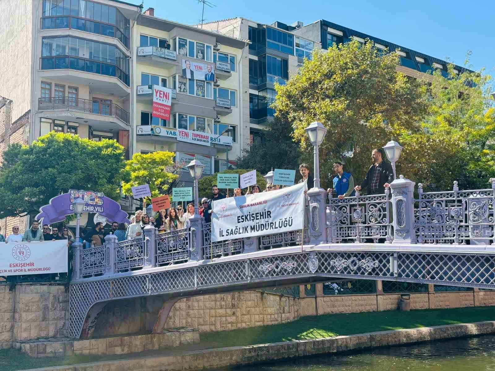 ESKİŞEHİR İL SAĞLIK MÜDÜRLÜĞÜ TARAFINDAN DÜNYA YÜRÜYÜŞ GÜNÜ KAPSAMINDA DÜZENLENEN ETKİNLİKTE VATANDAŞLAR VE SAĞLIK ÇALIŞANLARI, HAREKETLİ YAŞAMIN ÖNEMİNE DİKKAT ÇEKMEK AMACIYLA BİR ARAYA GELDİ.