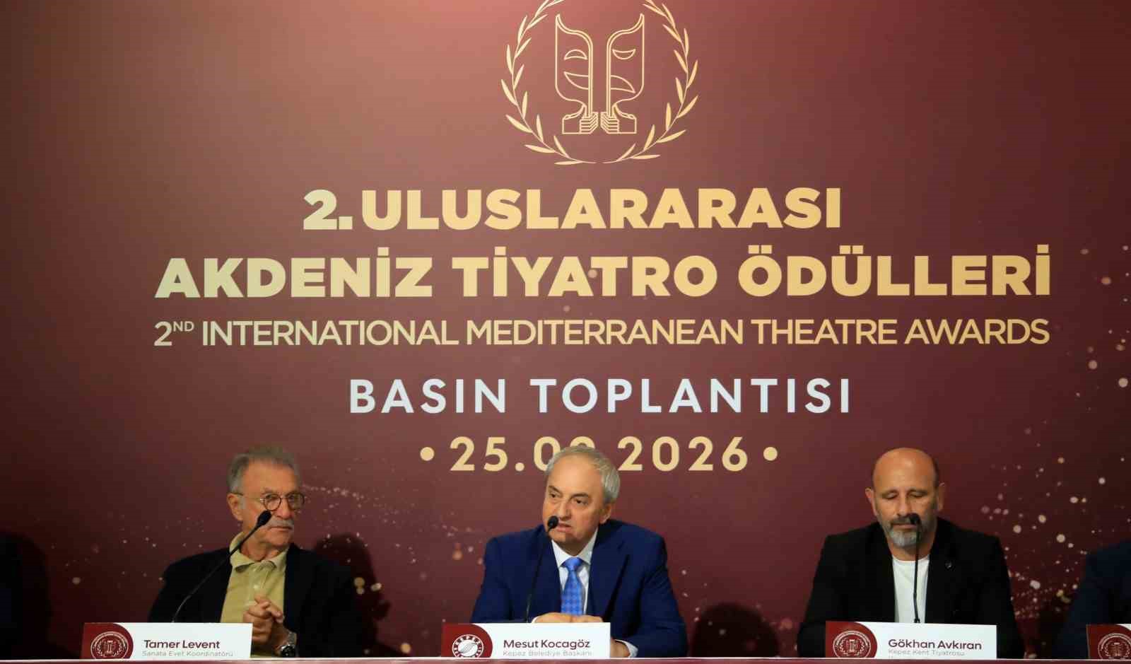 2. ULUSLARARASI TİYATRO ÖDÜLLERİ ÖNCESİ DÜZENLENEN TOPLANTIDA KONUŞAN KEPEZ BELEDİYE BAŞKANI MESUT KOCAGÖZ, KEPEZ’İ SANATIN ÜRETİLDİĞİ VE PAYLAŞILDIĞI GÜÇLÜ BİR KÜLTÜR MERKEZİ HALİNE GETİRMEK İSTEDİKLERİNİ SÖYLEYEREK, “AMACIMIZ TİYATROYU YARIŞTIRMAK DEĞİL, EMEĞİ GÖRÜNÜR KILMAKTIR” DEDİ.