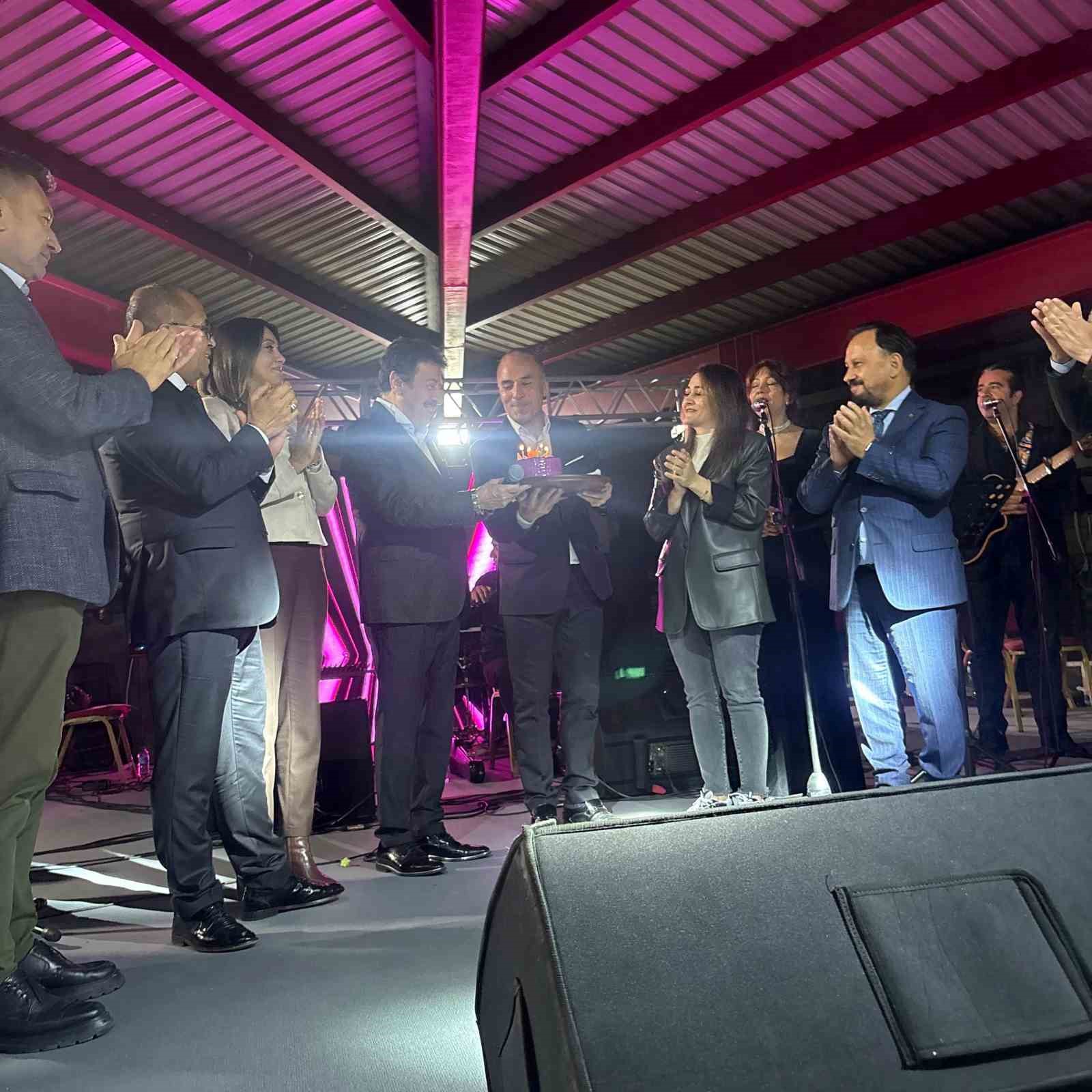 AHMET SELÇUK İLKAN SAHNEDE 71. YAŞ GÜNÜ KUTLADI