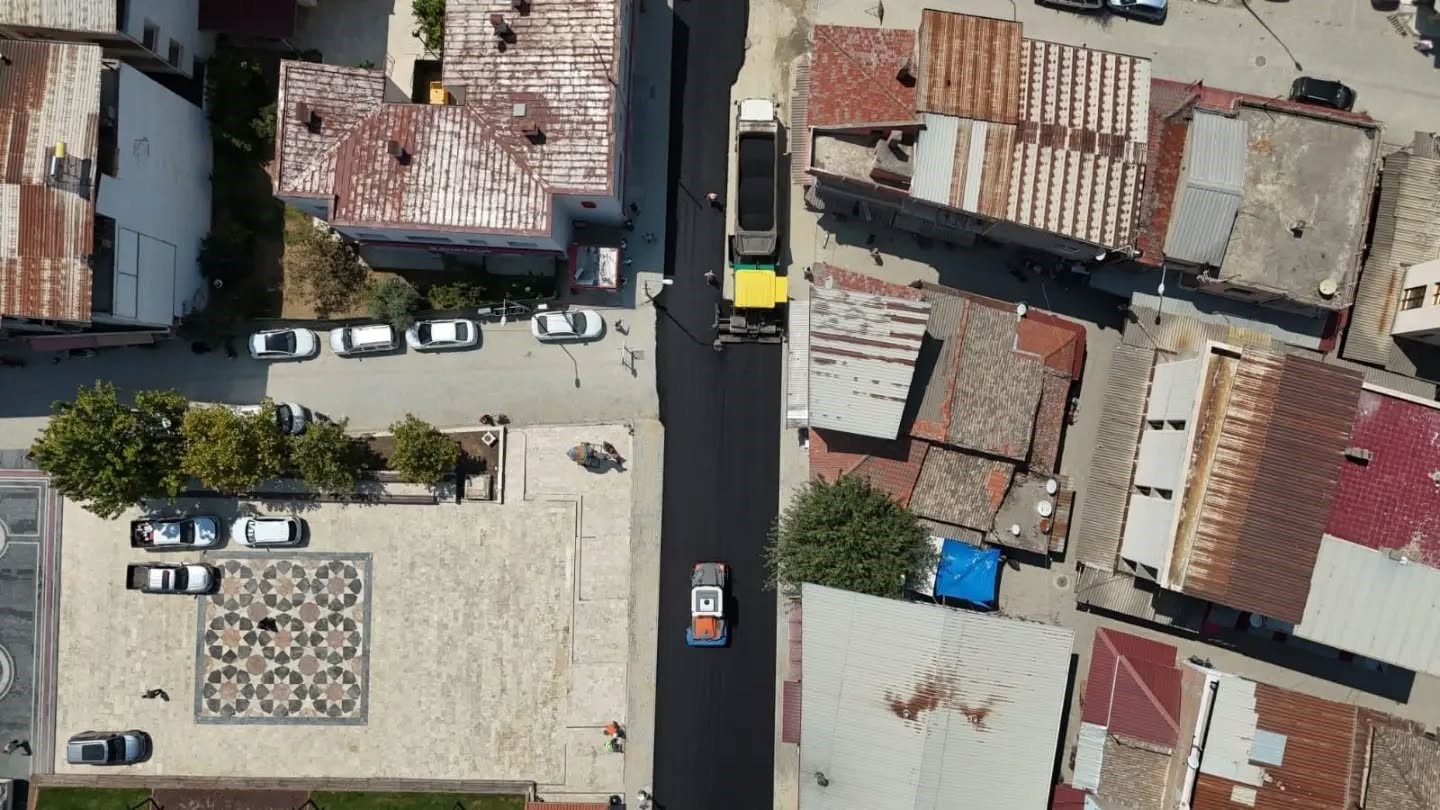 YENİPAZAR İLÇESİNİN ÖNEMLİ ULAŞIM ARTERLERİNDEN YÖRÜKALİ EFE CADDESİ’NDE 2. ETAP SICAK ASFALT SERİM ÇALIŞMALARI BAŞLARKEN, ÇALIŞMALARI İNCELEYEN BELEDİYE BAŞKANI MALİK ERCAN; "BU ASFALTLAMA ÇALIŞMASIYLA CADDEMİZE ESTETİK BİR GÖRÜNÜM KAZANDIRACAĞIZ" DEDİ.