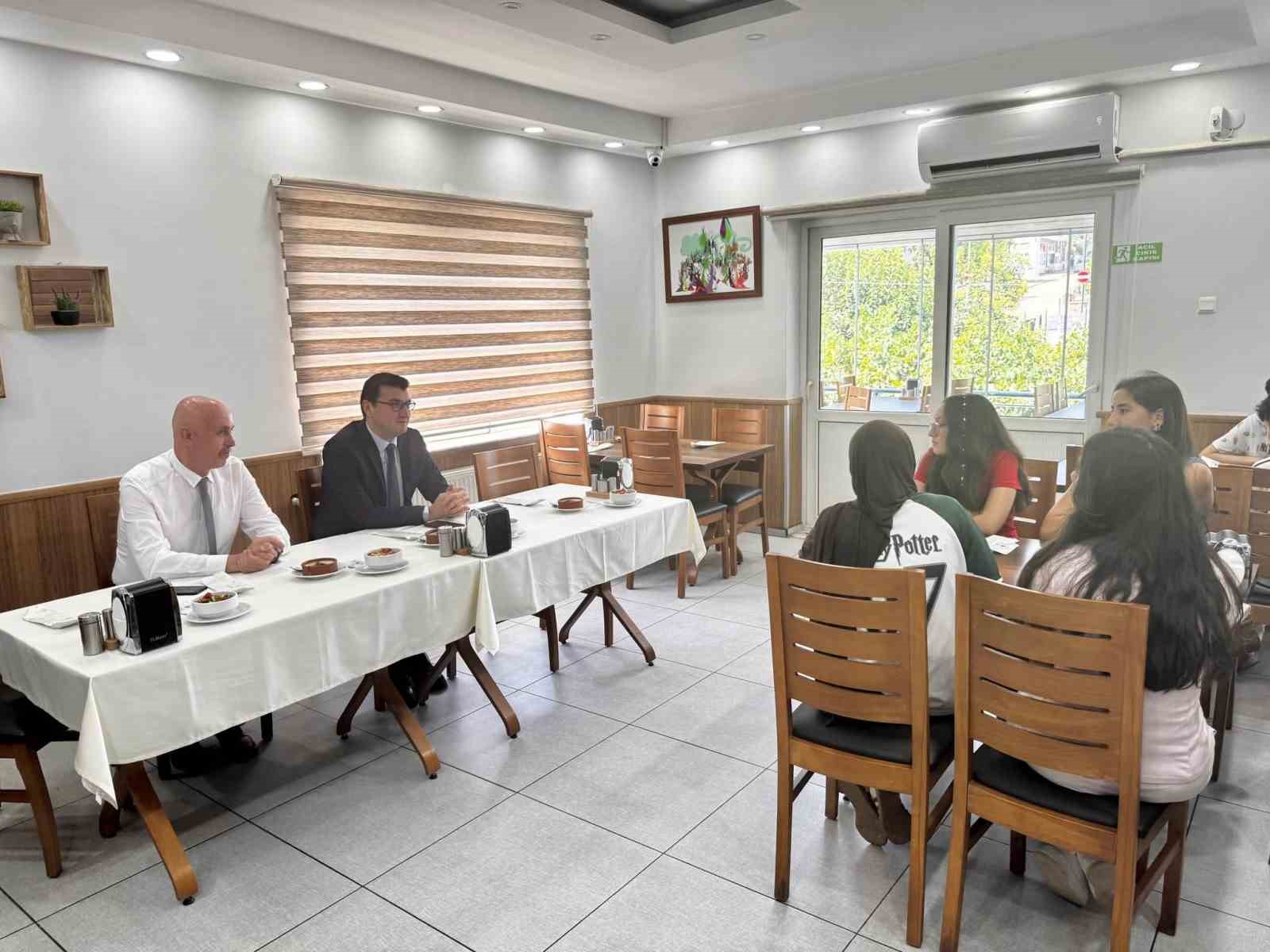AYDIN’IN BOZDOĞAN İLÇESİNDE LİSELERE GEÇİŞ SİSTEMİ (LGS) SINAVINDA YÜZDE 10’LUK BAŞARI DİLİMİNE GİREN ÖĞRENCİLER, BAŞARILARINDAN DOLAYI DÜZENLENEN ETKİNLİKTE ÖDÜLLENDİRİLDİ.
