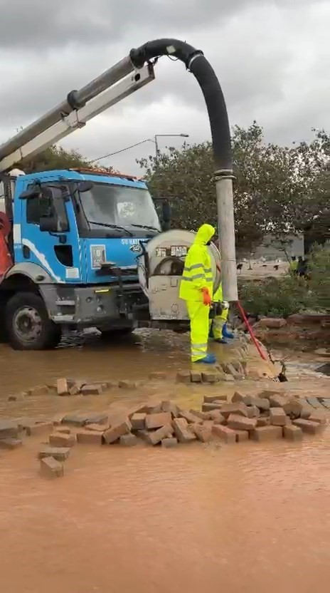 BURSA’NIN MUDANYA İLÇESİNE BAĞLI ESENCE BÖLGESİNDE ETKİLİ OLAN SAĞANAK YAĞIŞIN ARDINDAN MEYDANA GELEN SEL VE SU BASKINLARINA YÖNELİK MÜDAHALE ÇALIŞMALARI ARALIKSIZ SÜRÜYOR. EV VE PANSİYONLARDA SU TAHLİYE VE TEMİZLİK ÇALIŞMALARI YÜRÜTÜLÜRKEN, CADDE, SAHİL ŞERİDİ VE MAZGALLARDA DA TEMİZLİK ÇALIŞMASI GERÇEKLEŞTİRİLİYOR. (ARŞİV)