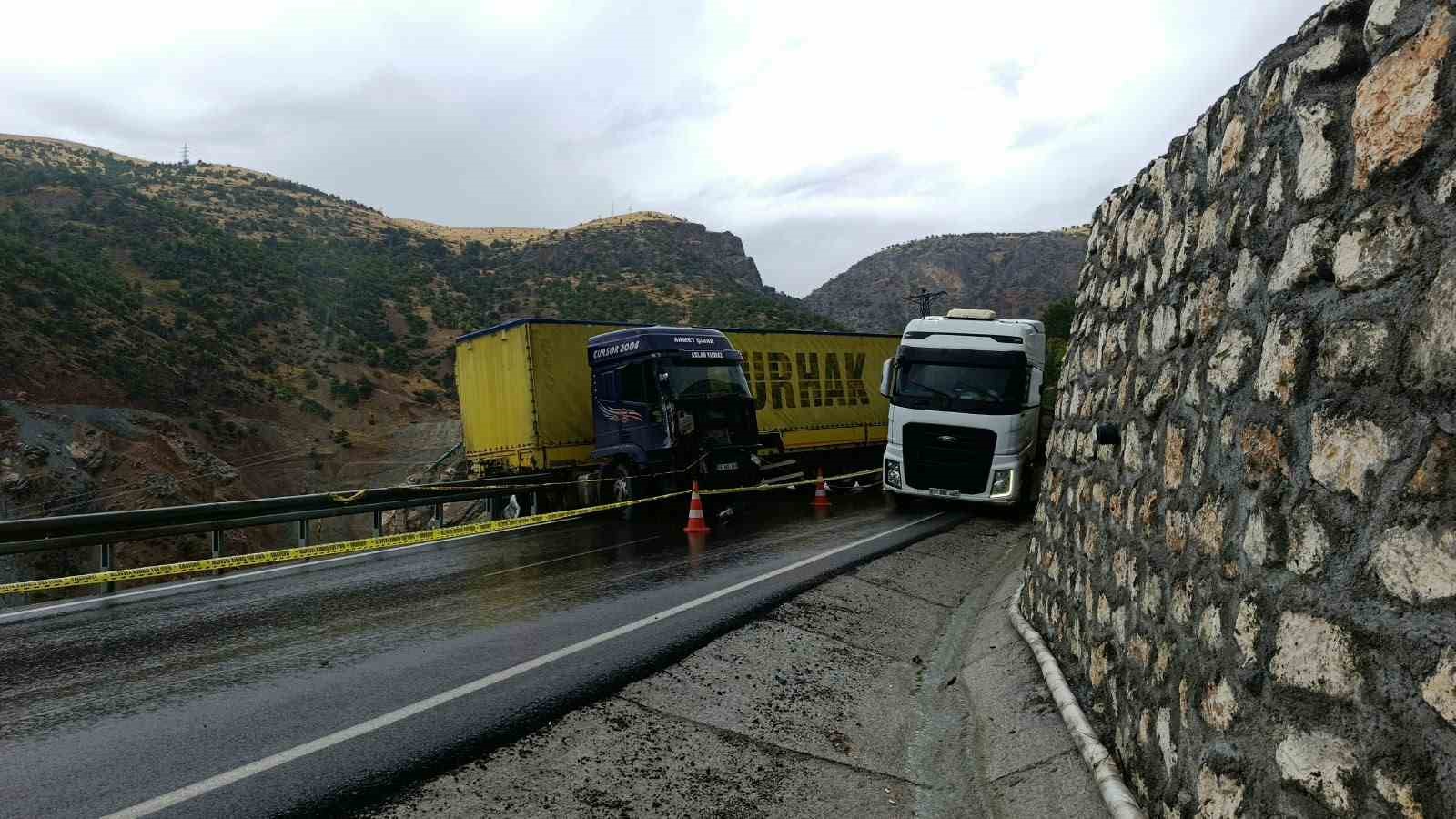 YOLDA TRAFİK YOĞUNLUĞU OLUŞTU