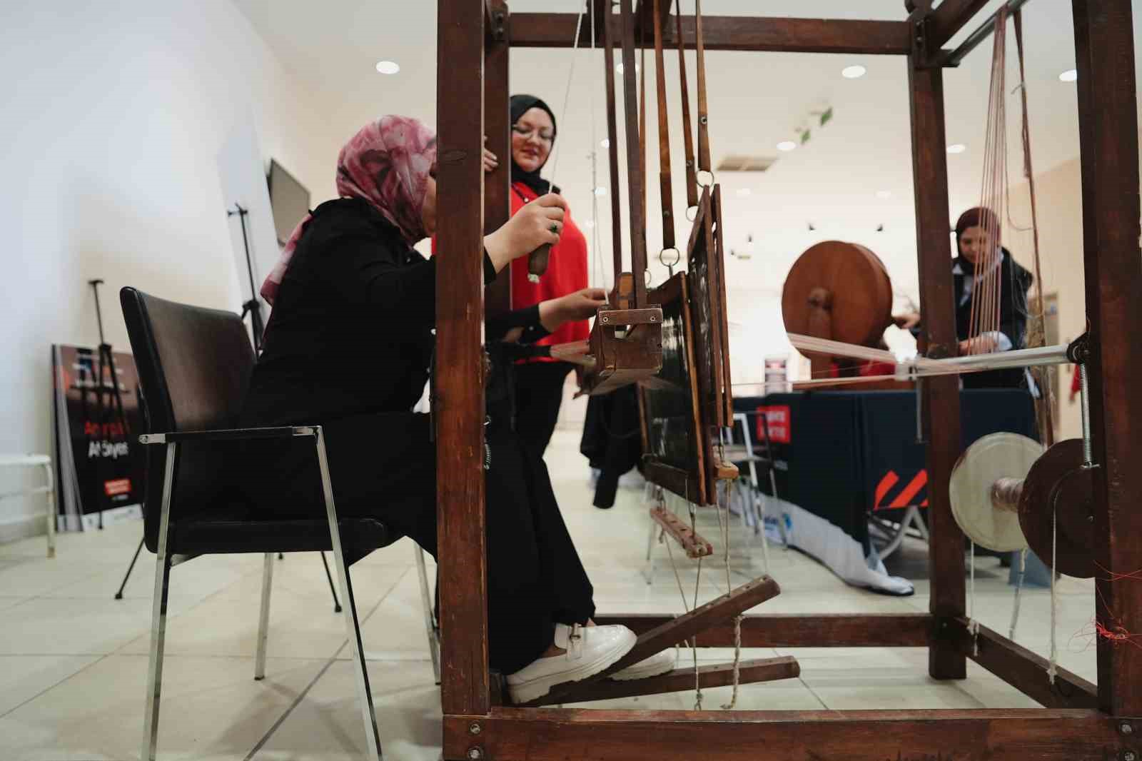 ZEUGMA MOZAİK MÜZESİ, SERGİLERDEN GELENEKSEL SANAT ATÖLYELERİNE, ÇOCUKLARA YÖNELİK PROGRAMLARDAN KÜLTÜREL MİRAS ETKİNLİKLERİNE UZANAN ÇEŞİTLİ ORGANİZASYONLARA EV SAHİPLİĞİ YAPTI.