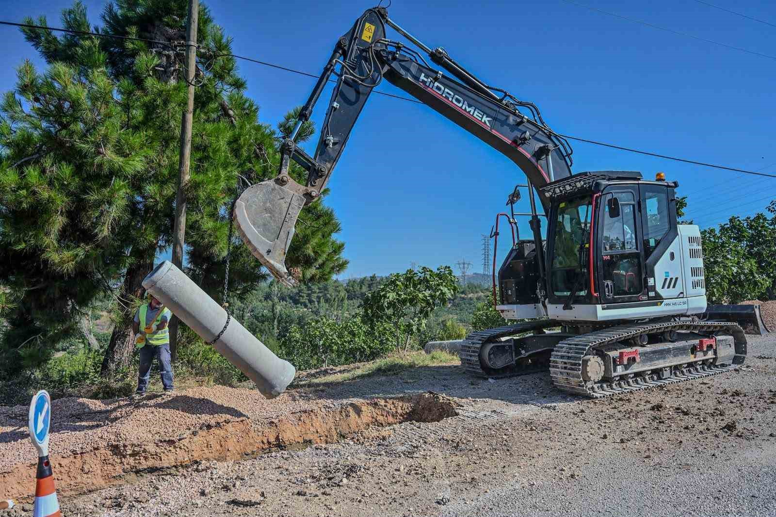 BURSA BÜYÜKŞEHİR BELEDİYESİ, İL GENELİNDE SÜRDÜRDÜĞÜ ALTYAPI AĞINI GÜÇLENDİRME ÇALIŞMALARI KAPSAMINDA OSMANGAZİ İLÇESİNDEKİ YENİ YERLEŞİM BÖLGELERİNDE KANALİZASYON İMALATINA BAŞLADI.