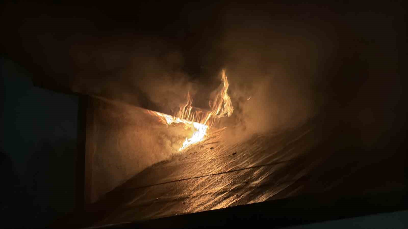 SAKARYA’NIN SAPANCA İLÇESİNDE GECE SAATLERİNDE 2 KATLI VİLLANIN ÇATI KATINDA ÇIKAN YANGIN, EKİPLERİN YOĞUN ÇALIŞMALARI SONUCUNDA SÖNDÜRÜLDÜ.
