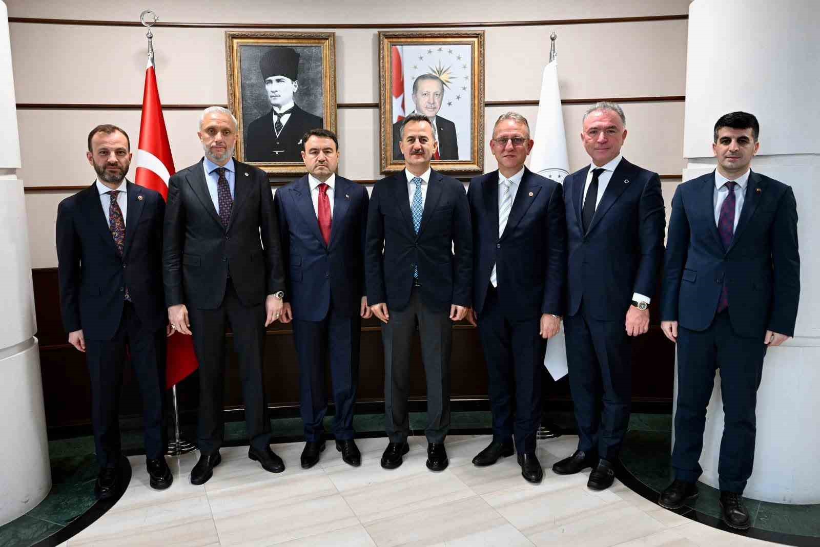 KÜTAHYA’NIN SAVUNMA SANAYİİ ALANINDAKİ POTANSİYELİNİN GELİŞTİRİLMESİ AMACIYLA ANKARA’DA TEMASLARDA BULUNULDU. SAVUNMA SANAYİİ BAŞKANI PROF. DR. HALUK GÖRGÜN’ÜN, KASIM AYINDA KÜTAHYA’YA GELEREK KENTTE FAALİYET GÖSTEREN FİRMALARDA İNCELEMELERDE BULUNACAĞI BİLDİRİLDİ.