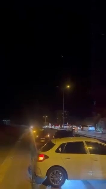 BURSA'DA İDDİAYA GÖRE DİREKSİYON HAKİMİYETİNİ KAYBEDEN EHLİYETSİZ SÜRÜCÜ, ORTA REFÜJÜ AŞARAK KARŞI YÖNDEN GELEN OTOMOBİL İLE ÇARPIŞTI. YAŞANAN KAZADA 7 KİŞİ YARALANDI.