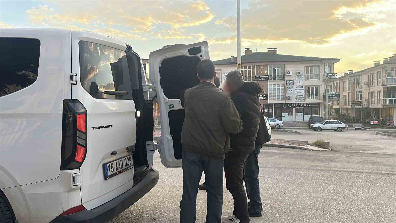 BURDUR'DA 72 YAŞINDAKİ BİR ADAMIN DARP EDİLEREK ZORLA BOŞ SENET İMZALATILDIĞI İDDİASIYLA BAŞLATILAN TAHKİKATTA, 2 ŞÜPHELİ TUTUKLANARAK CEZAEVİNE GÖNDERİLDİ.
