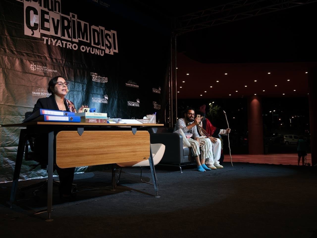 KOCAELİ’DE KÜTÜPHANELER, TİYATROYLA SANAT DOLU YAZ AKŞAMLARINA EV SAHİPLİĞİ YAPIYOR. ALEV ALATLI KÜTÜPHANESİ’NDE SAHNELENEN “MECNUN ÇEVRİM DIŞI” OYUNU, YAKLAŞIK 200 KİŞİYİ BULUŞTURDU.