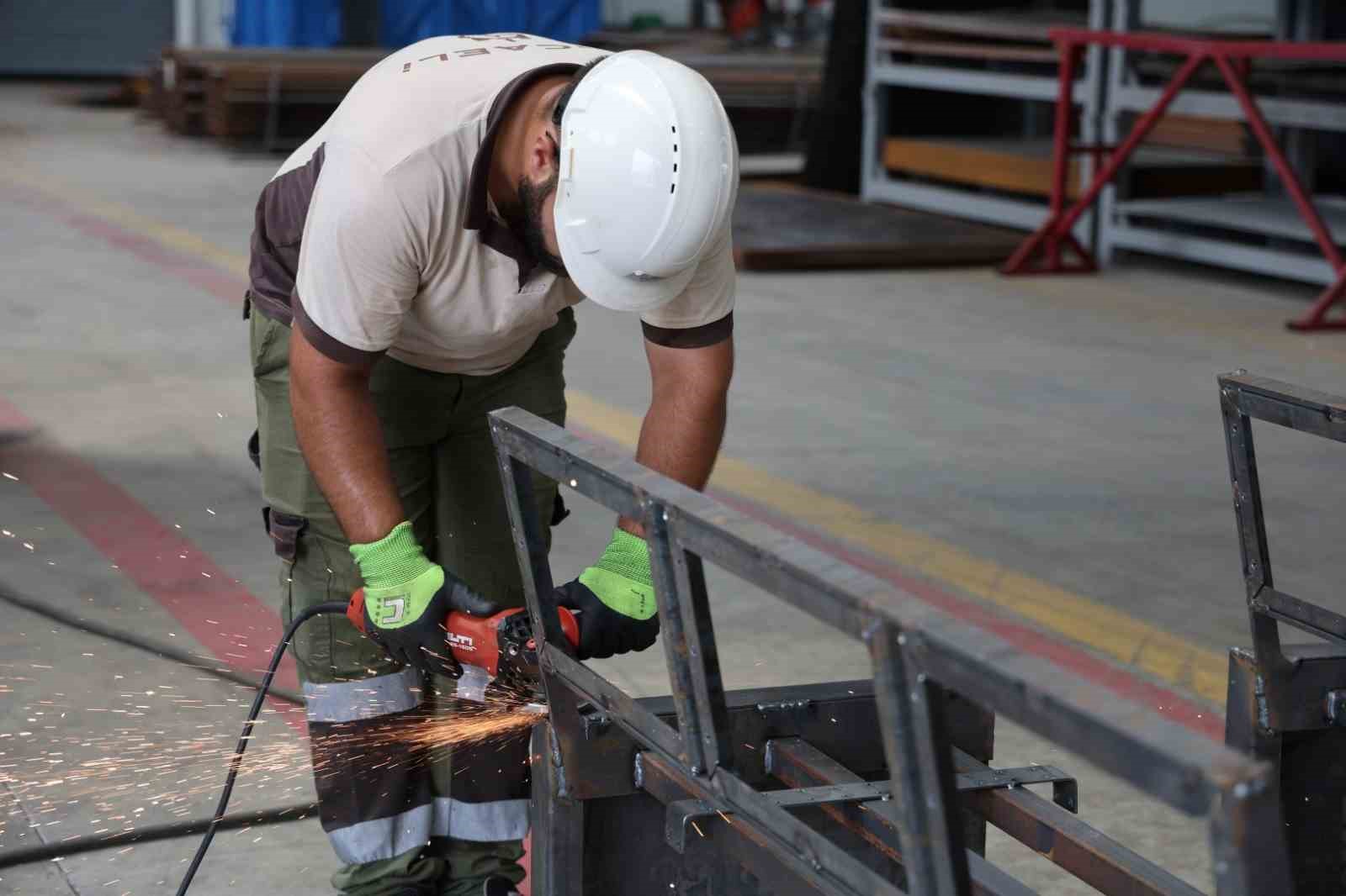 KOCAELİ'DE TOPLU TAŞIMA DURAKLARINDAKİ OTURMA ALANI İHTİYACINI KARŞILAMAK ÜZERE ÜRETİLEN 260 YENİ BANK, YOLCU YOĞUNLUĞU DİKKATE ALINARAK BELİRLENEN TRAMVAY DURAKLARINA YERLEŞTİRİLİYOR.