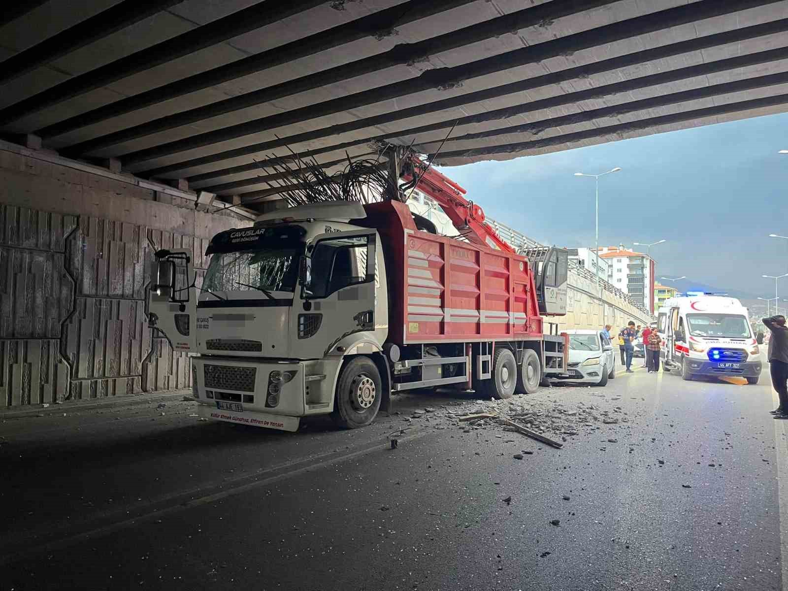 VİNÇ KÖPRÜYE OTOMOBİL VİNÇE ÇARPTI: 4 YARALI
