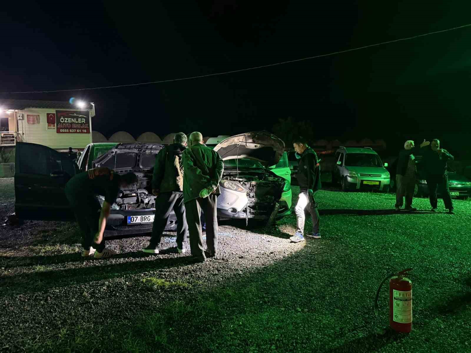 TALYA’NIN SERİK İLÇESİNDE BİR OTO GALERİDEKİ 6 ARACIN BENZİN DÖKÜLEREK KUNDAKLANMA ANI GÜVENLİK KAMERASINA SANİYE SANİYE YANSIDI. OLAYIN ARDINDAN ŞÜPHELİ S.K., EMNİYETE GİDEREK TESLİM OLDU.