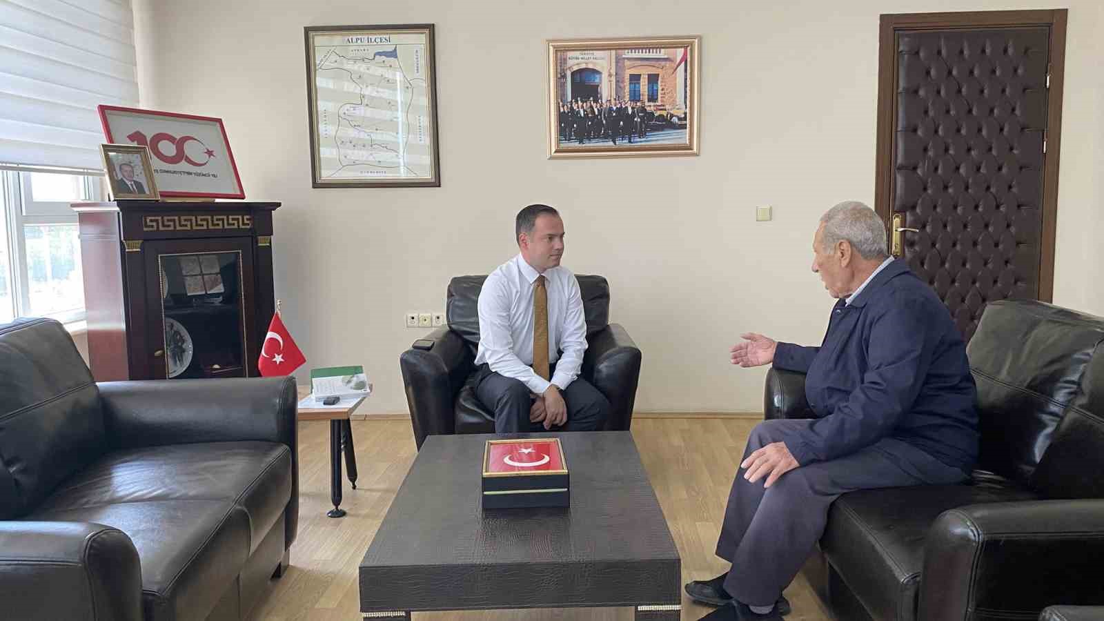 ESKİŞEHİR ALPU KAYMAKAMI TAHA FURKAN SÖNMEZEL, ŞEHİT AİLELERİNİ MAKAMINDA KABUL ETTİ.