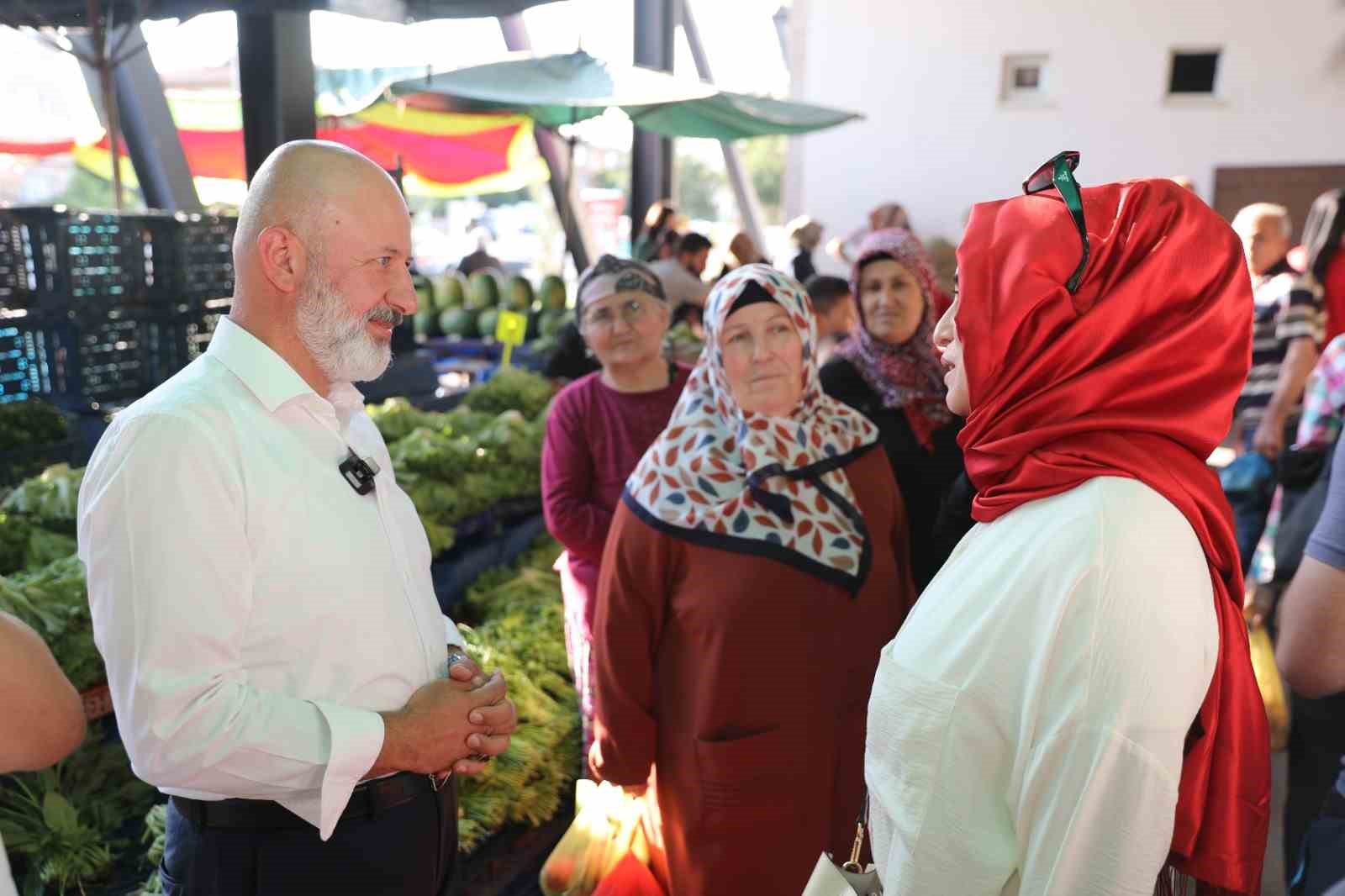 KOCASİNAN BELEDİYESİ, VATANDAŞLARIN HUZURU, GÜVENLİĞİ VE SAĞLIKLI BİR ORTAMDA ALIŞVERİŞ YAPABİLMESİ İÇİN SAHA ÇALIŞMALARINI ARALIKSIZ SÜRDÜRÜYOR. KOCASİNAN BELEDİYESİ ZABITA MÜDÜRLÜĞÜ EKİPLERİ, GECE GÜNDÜZ DEMEDEN GERÇEKLEŞTİRDİĞİ DENETİMLERE PAZAR YERLERİNDE DE DEVAM EDEREK VATANDAŞLARIN VE PAZARCI ESNAFININ DAHA DÜZENLİ VE GÜVENLİ BİR ORTAMDA HİZMET ALMASINI SAĞLIYOR. ZABITA EKİPLERİNİN VATANDAŞLARIN YAŞAM KALİTESİNİ DOĞRUDAN ETKİLEYEN ÖNEMLİ BİR GÖREVİ YERİNE GETİRDİĞİNE DİKKAT ÇEKEN BAŞKAN ÇOLAKBAYRAKDAR, "HEMŞEHRİLERİMİZİN HUZURU VE ESNAFIMIZIN DÜZENİ İÇİN DENETİMLERİMİZİ KARARLILIKLA SÜRDÜRÜYORUZ." DEDİ.