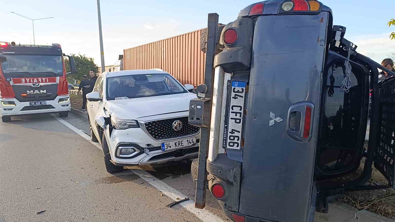 TEKİRDAĞ’IN SÜLEYMANPAŞA İLÇESİNDE FİLM SAHNELERİNİ ARATMAYAN OLAYDA, İDDİAYA GÖRE KULLANDIĞI ARAÇLA 2 YAYAYA ÇARPAN SÜRÜCÜ, OLAY YERİNDEN UZAKLAŞTI.  ÇEVRE YOLU’NDA İSTANBUL İSTİKAMETİNDE İLERLEDİĞİ SIRADA 2 ARACA DAHA ÇARPARAK KAZAYA KARIŞTI. İKİ AYRI KAZADA TOPLAM 4 KİŞİ YARALANIRKEN, ARACI KULLANAN SÜRÜCÜ E.G  POLİS EKİPLERİNCE YAKALANDI.