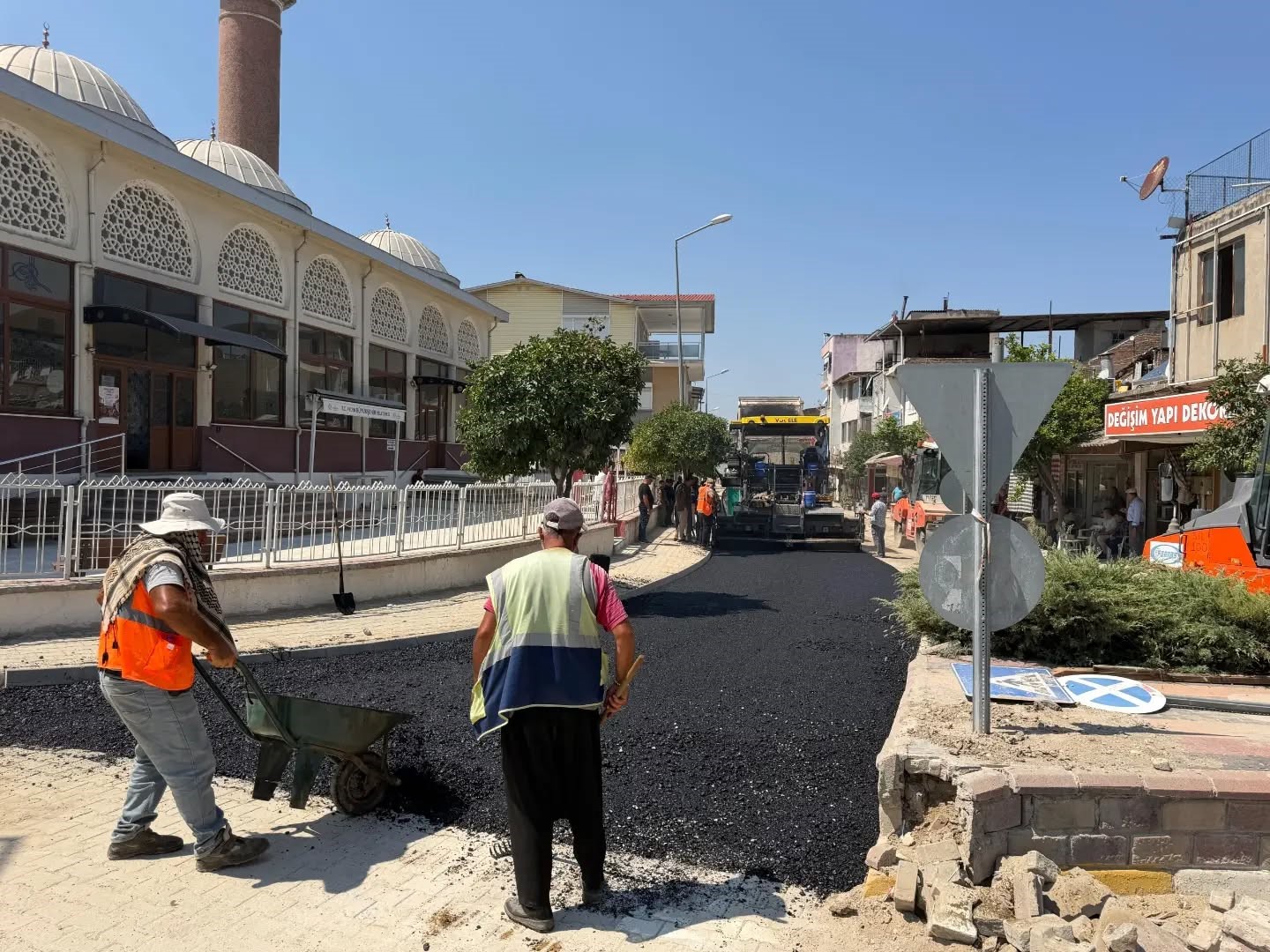 YENİPAZAR İLÇESİNİN ÖNEMLİ ULAŞIM ARTERLERİNDEN YÖRÜKALİ EFE CADDESİ’NDE 2. ETAP SICAK ASFALT SERİM ÇALIŞMALARI BAŞLARKEN, ÇALIŞMALARI İNCELEYEN BELEDİYE BAŞKANI MALİK ERCAN; "BU ASFALTLAMA ÇALIŞMASIYLA CADDEMİZE ESTETİK BİR GÖRÜNÜM KAZANDIRACAĞIZ" DEDİ.