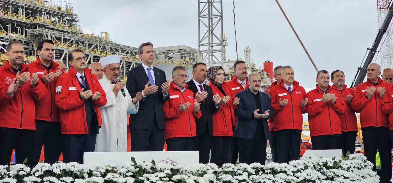 TÜRKİYE'NİN İLK YÜZER DOĞAL GAZ İŞLEME TESİSİ OSMAN GAZİ YÜZER ÜRETİM PLATFORMU, ZONGULDAK'IN FİLYOS BELDESİNDEN SAKARYA GAZ SAHASI'NA UĞURLANDI. ENERJİ VE TABİİ KAYNAKLAR BAKANI ALPARSLAN BAYRAKTAR, KARADENİZ'DEKİ DOĞAL GAZ ÜRETİMİNİN 2027 YILINDA GÜNLÜK 20 MİLYON, 2028 YILINDA İSE 45 MİLYON METREKÜPE ÇIKARILMASININ HEDEFLENDİĞİNİ AÇIKLADI. BAYRAKTAR, YENİ ÜRETİM KAPASİTESİYLE 2028 YILINDA YAKLAŞIK 17 MİLYON HANENİN KARADENİZ GAZINI KULLANACAĞINI SÖYLEDİ.